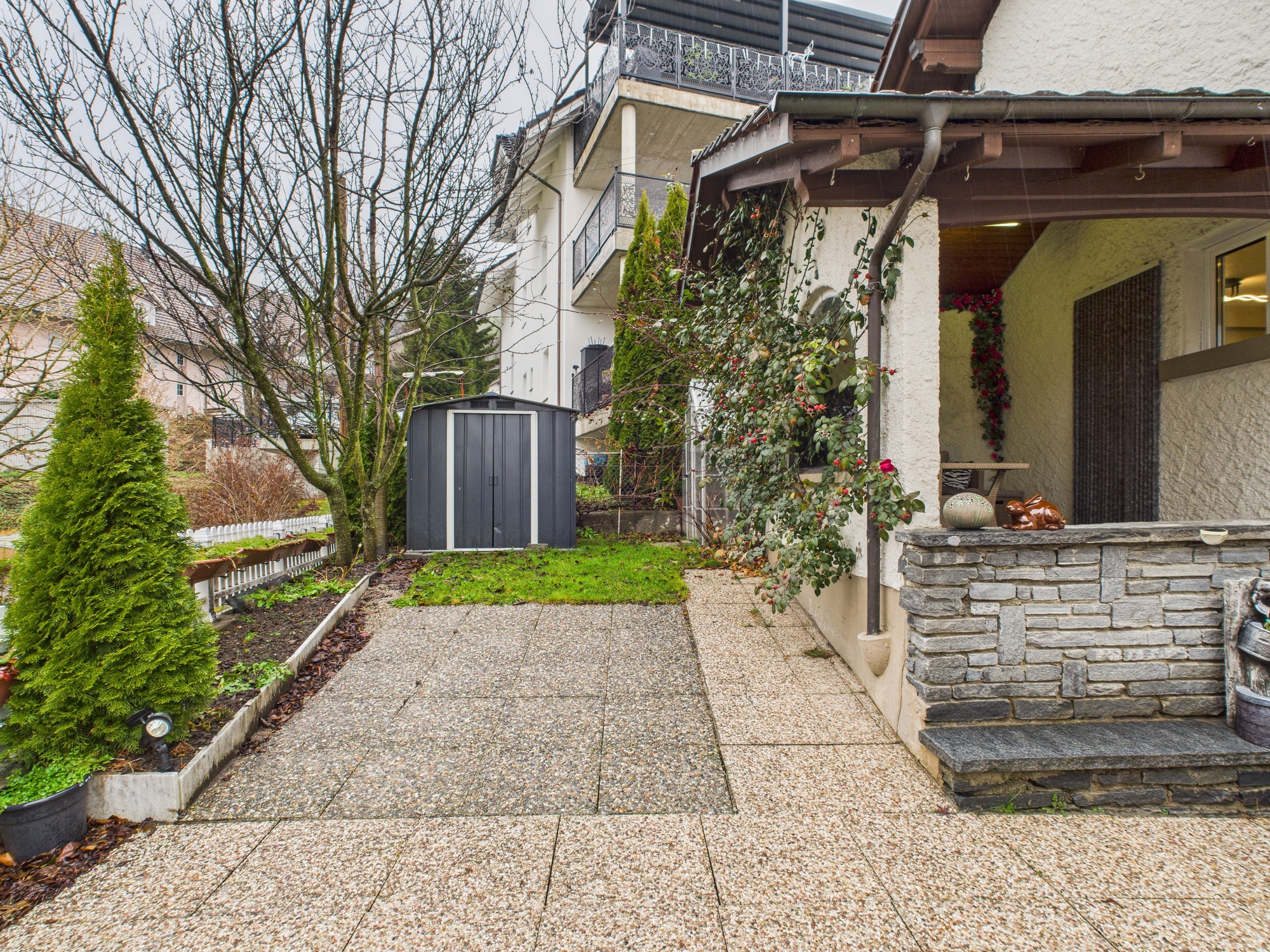 Außenansicht eines Hauses mit Gartenweg