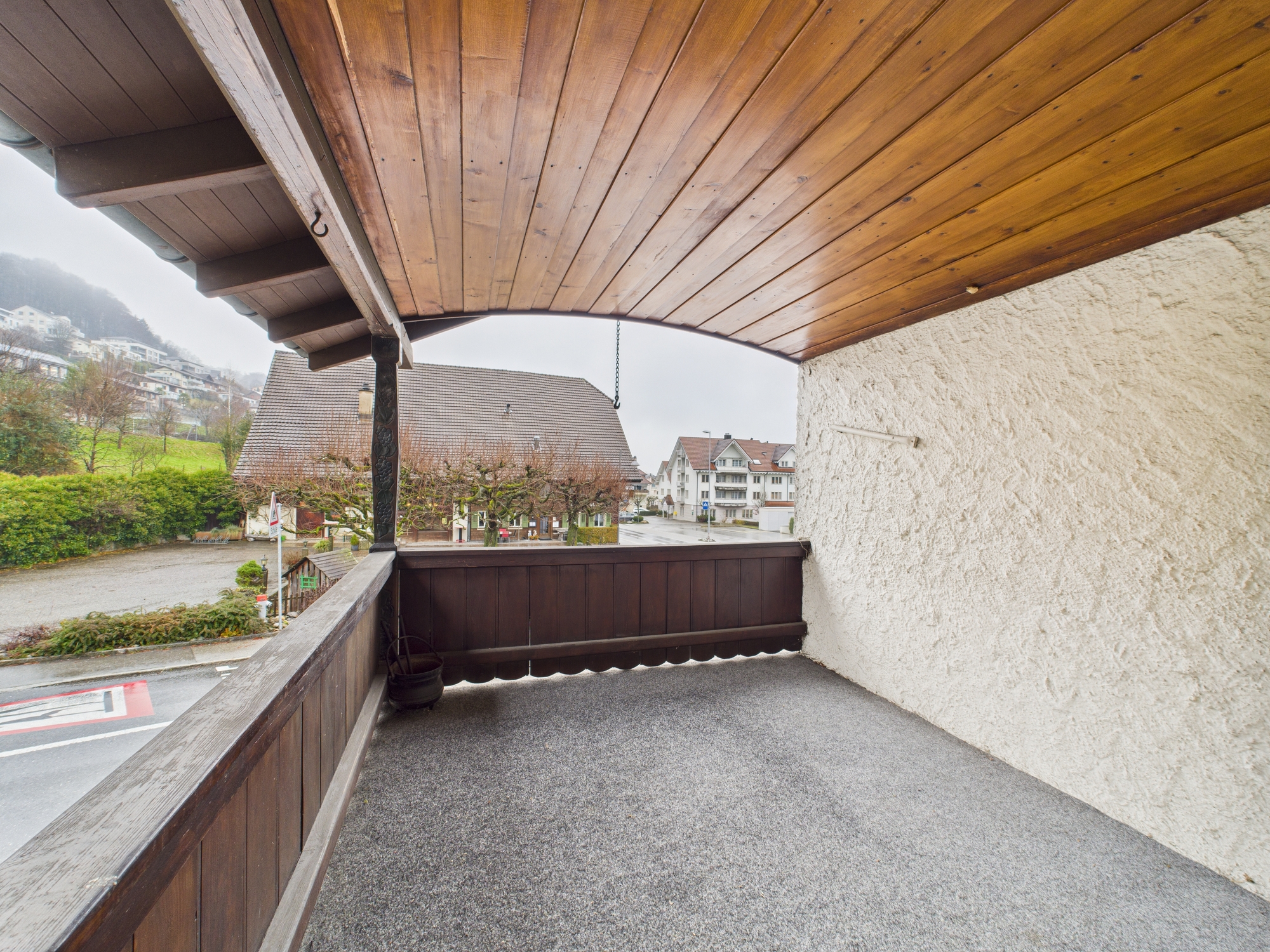 Überdachter Balkon mit Berg- und Straßenblick