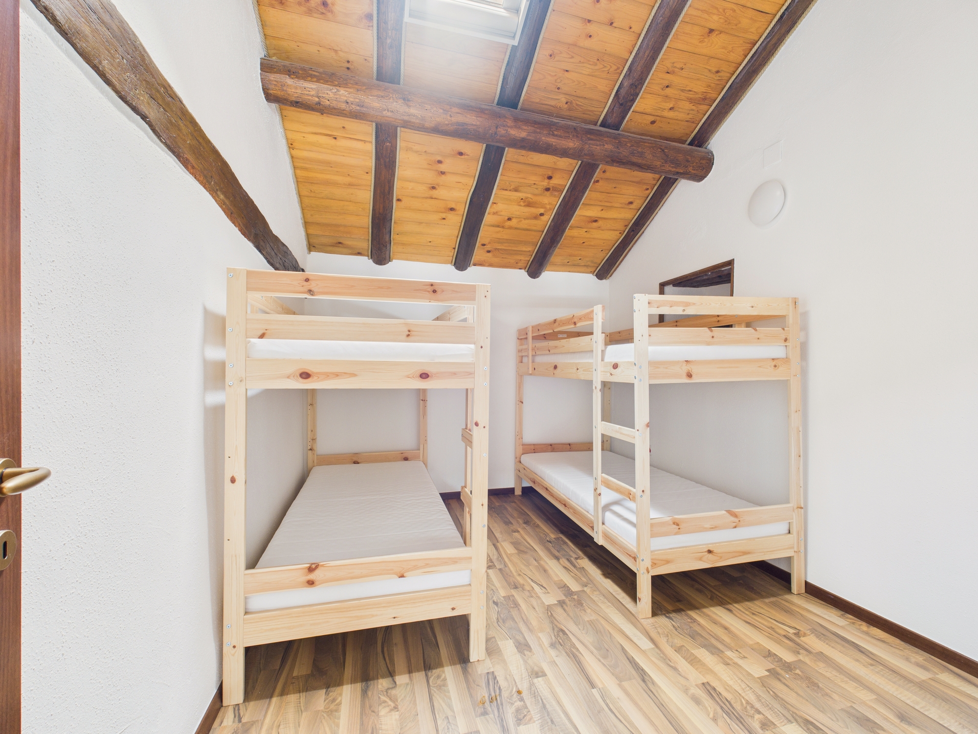 Schlafzimmer mit zwei Einzelbetten
