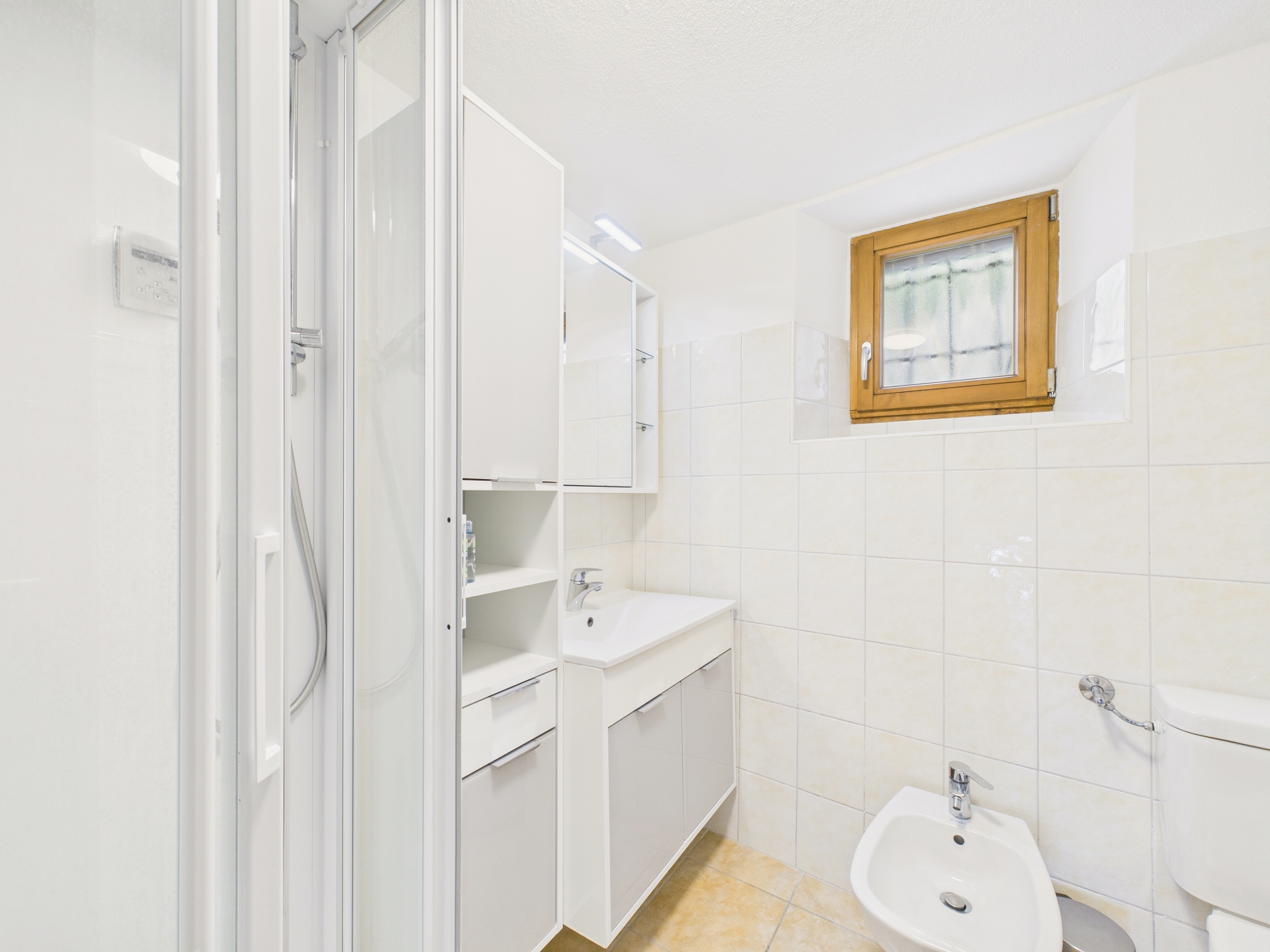 Kleines helles Bad mit Fenster