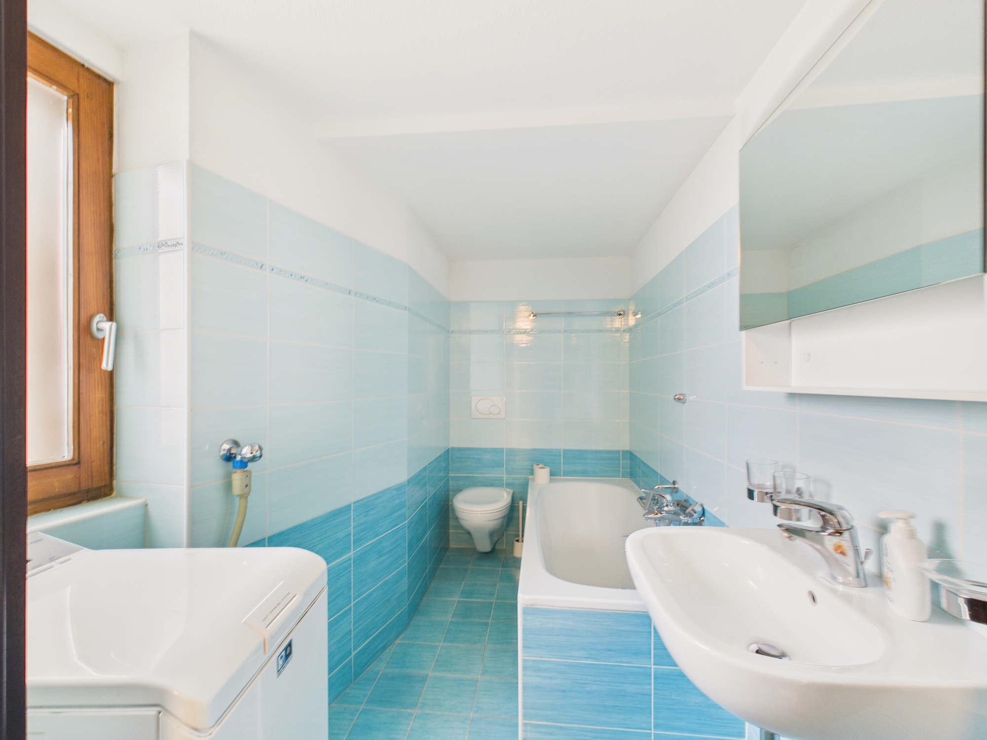 Kleines blau-weißes Badezimmer