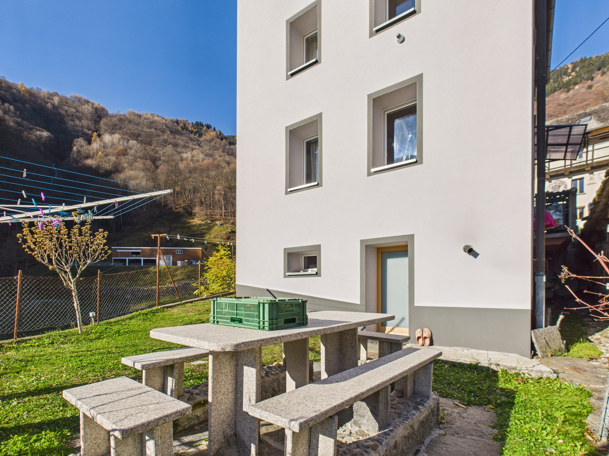 Außenansicht eines modernen Hauses mit Garten