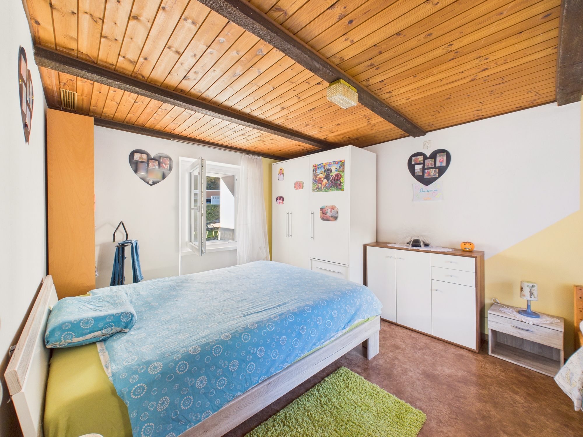 Schlafzimmer mit Holzbalkendecke
