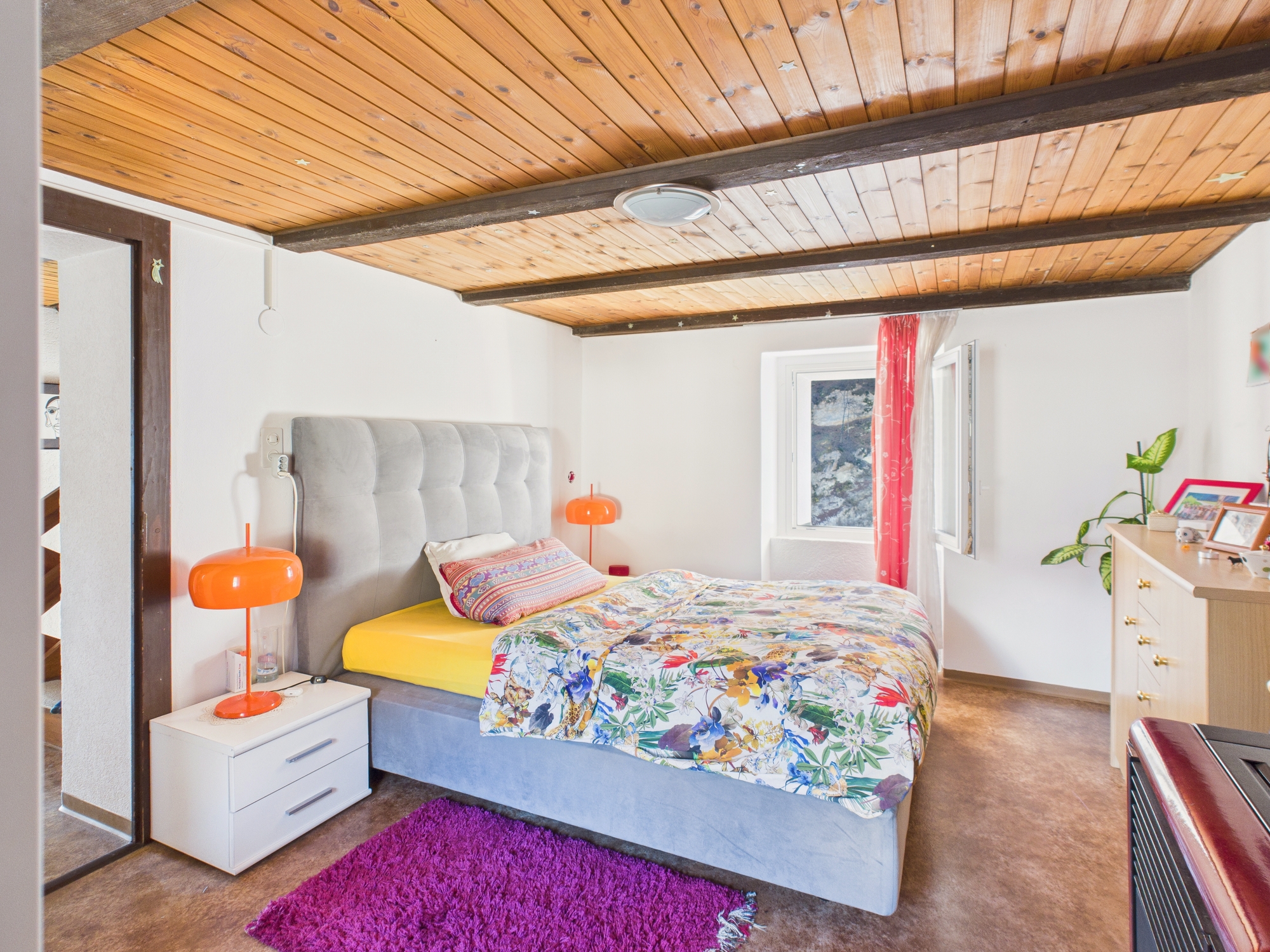 Gemütliches Schlafzimmer mit Holzdecke