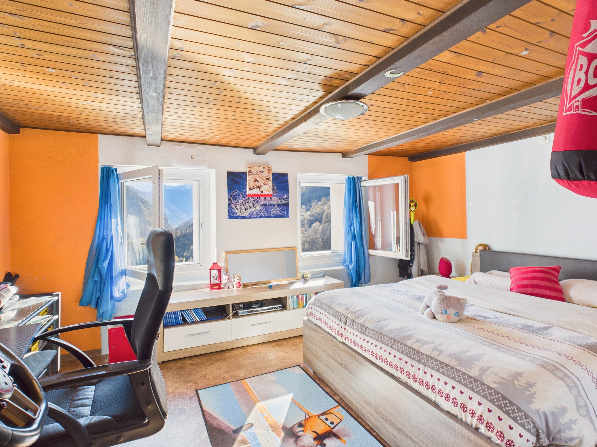 Helles Schlafzimmer mit Bergblick