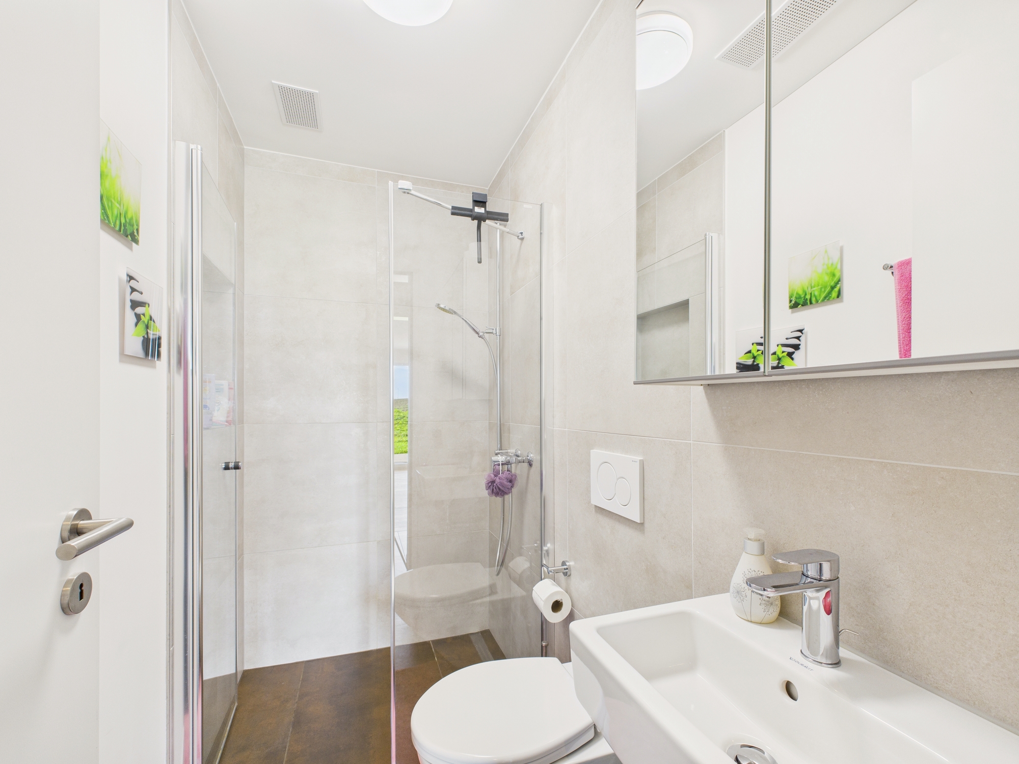 Modernes Duschbad mit WC