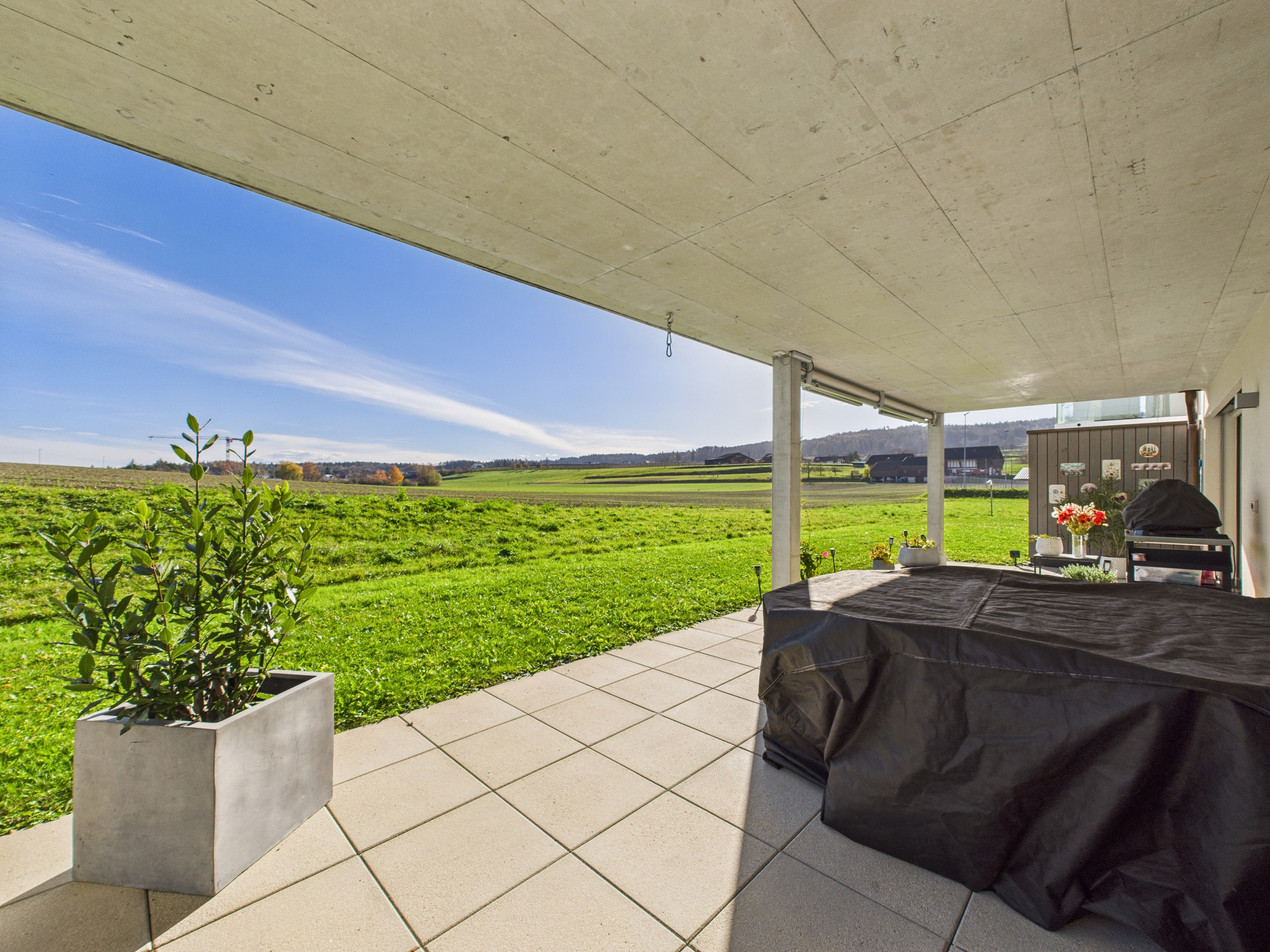 Überdachte Terrasse mit freiem Landschaftsblick