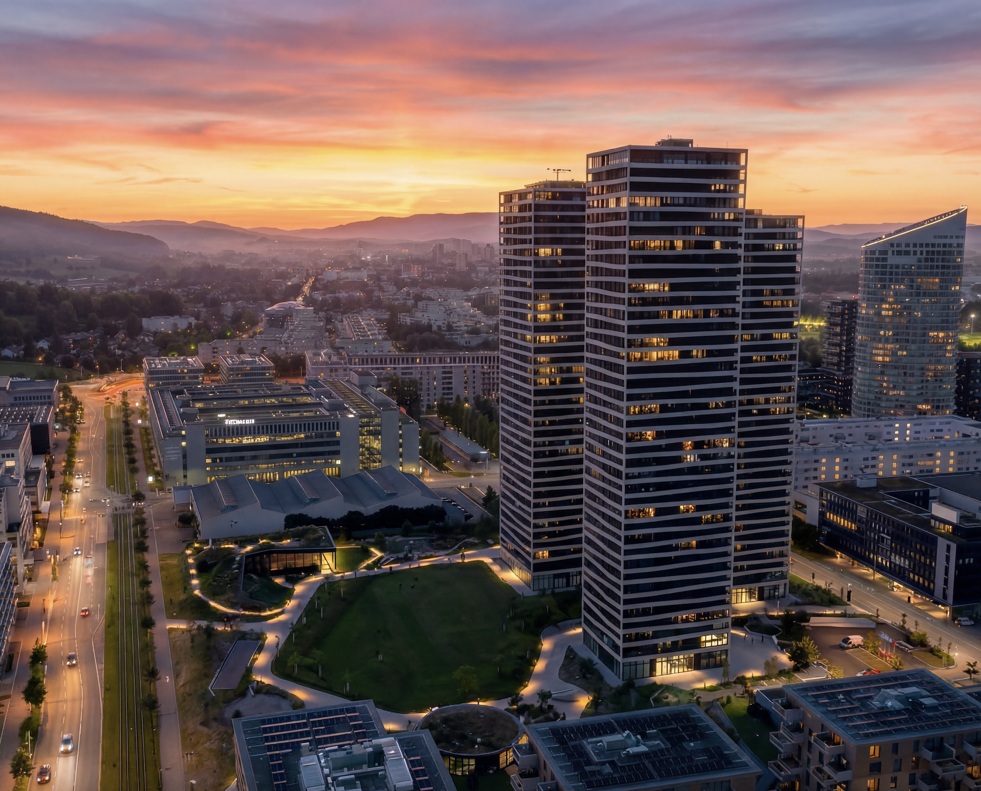 Städtische Hochhauslandschaft bei Sonnenuntergang