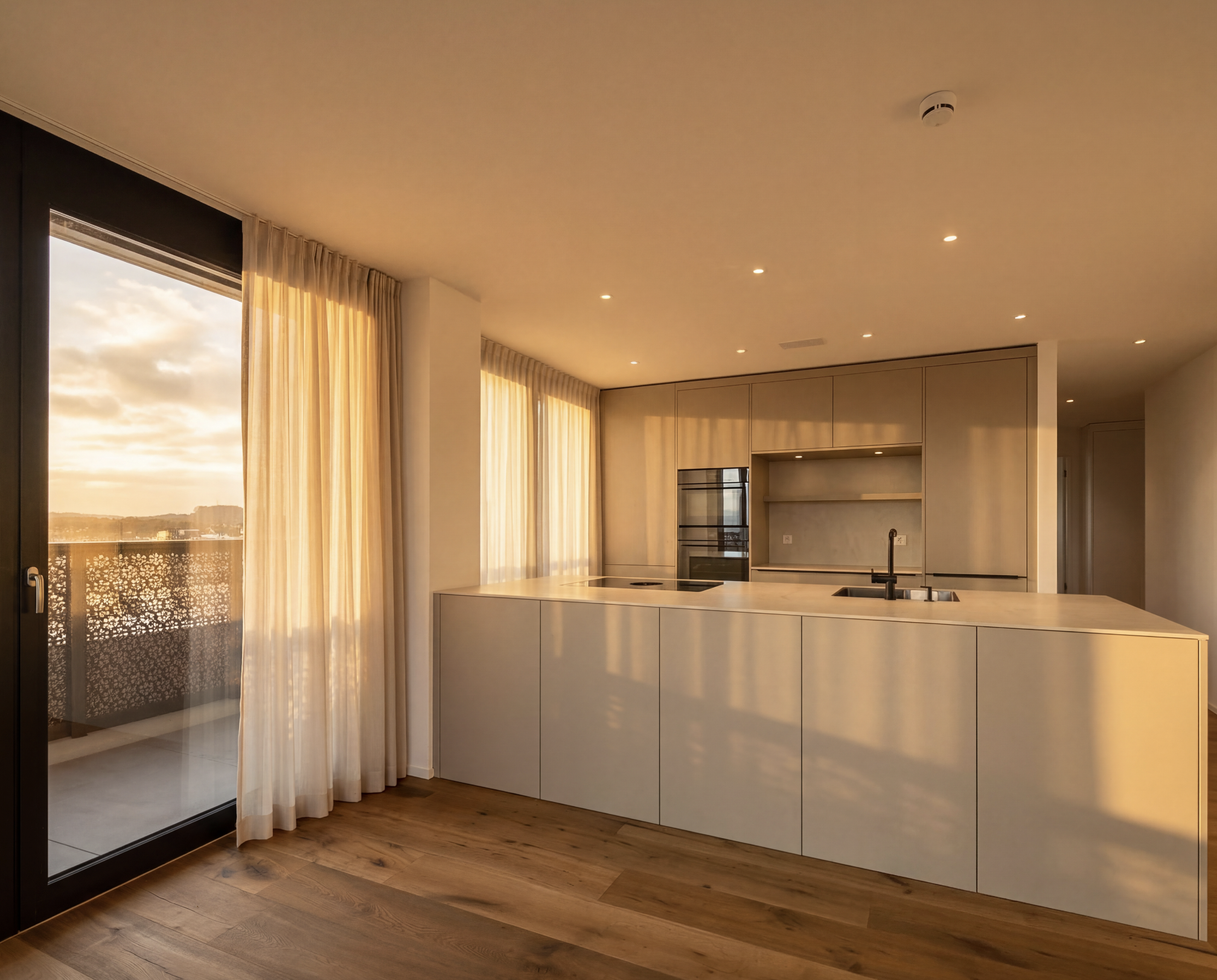 Offene, moderne Küche mit Blick ins Abendlicht