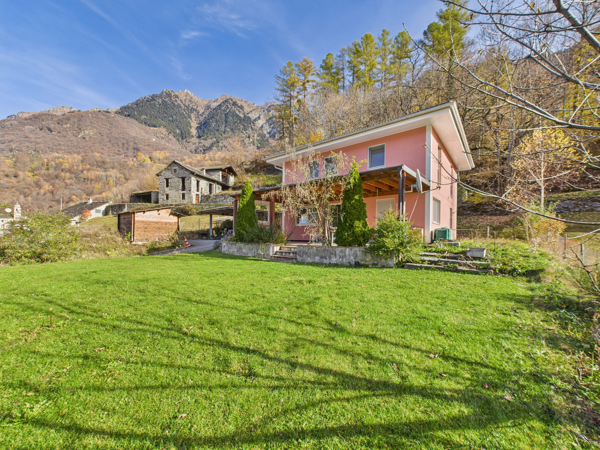 Haus mit Bergblick und großem Garten