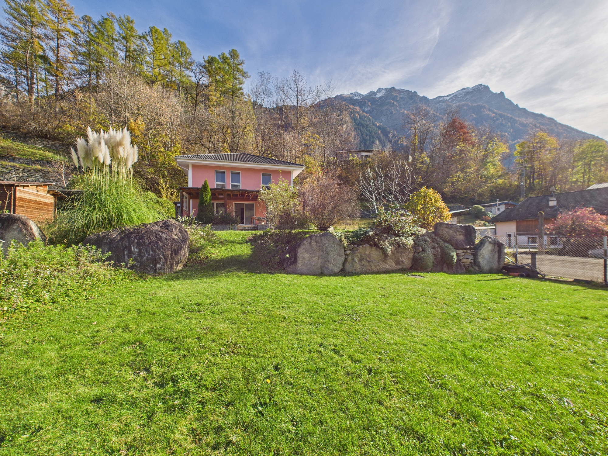 Haus mit Bergblick und großem Garten