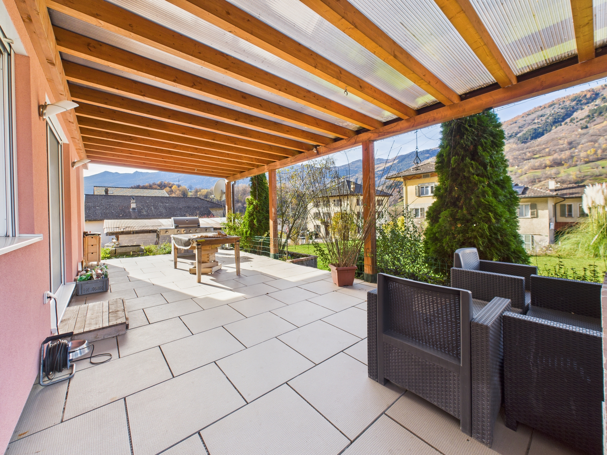 Überdachte Terrasse mit Bergblick