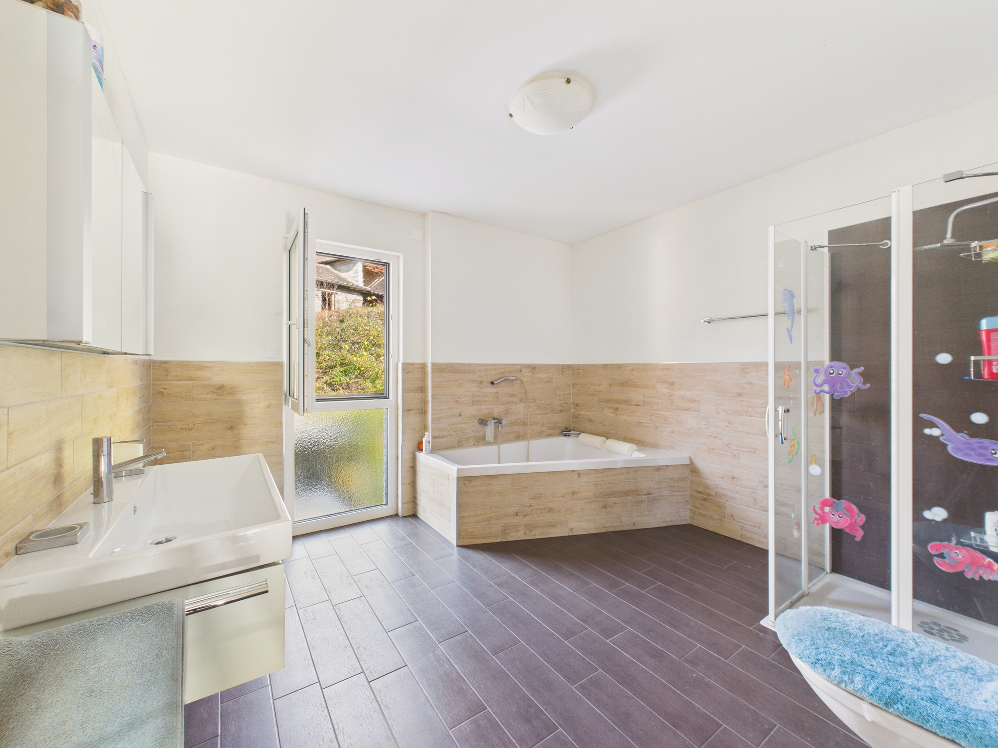 Helles Badezimmer mit Wanne und Dusche