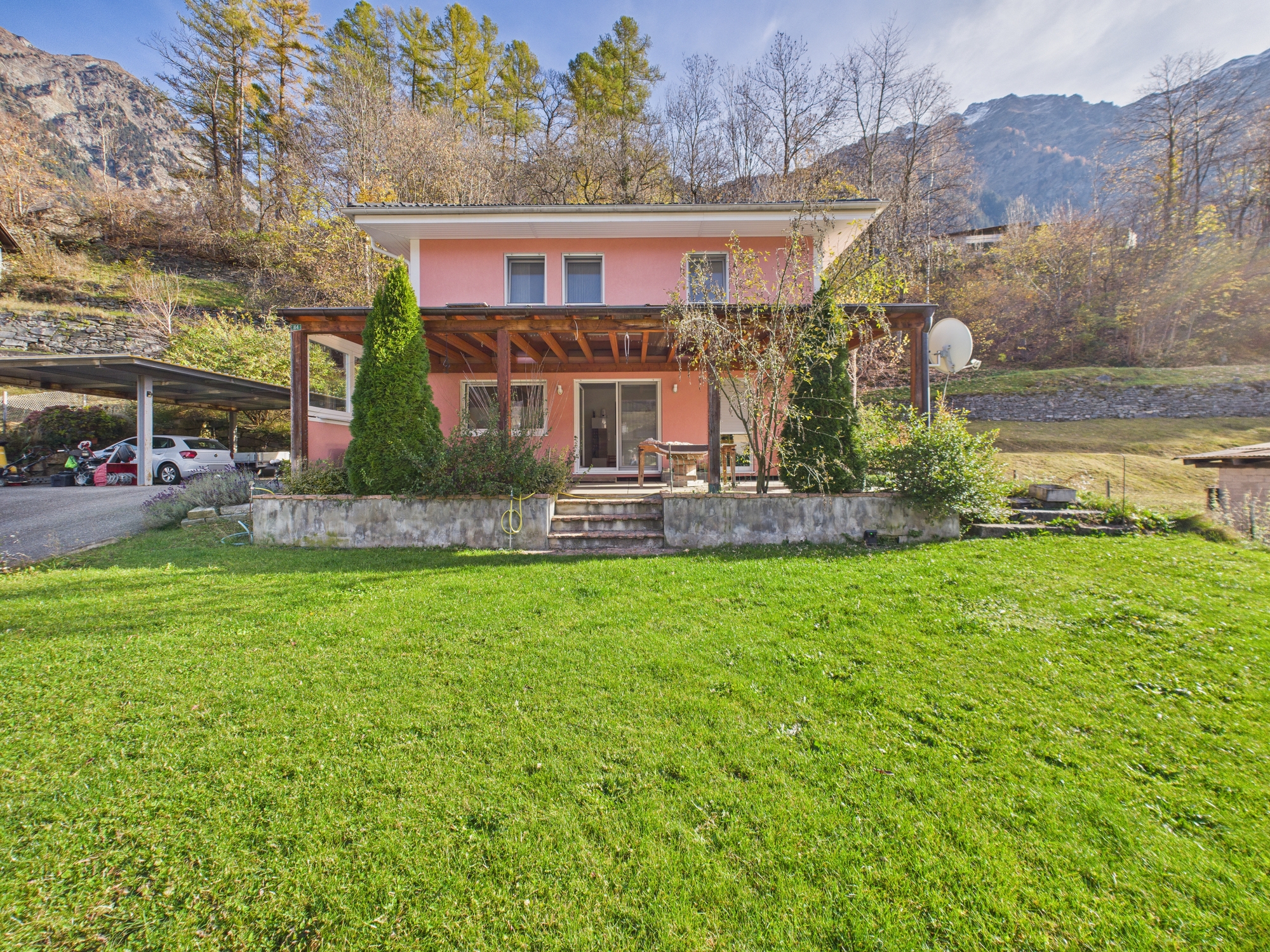 Pinkes Haus mit Garten und Bergkulisse