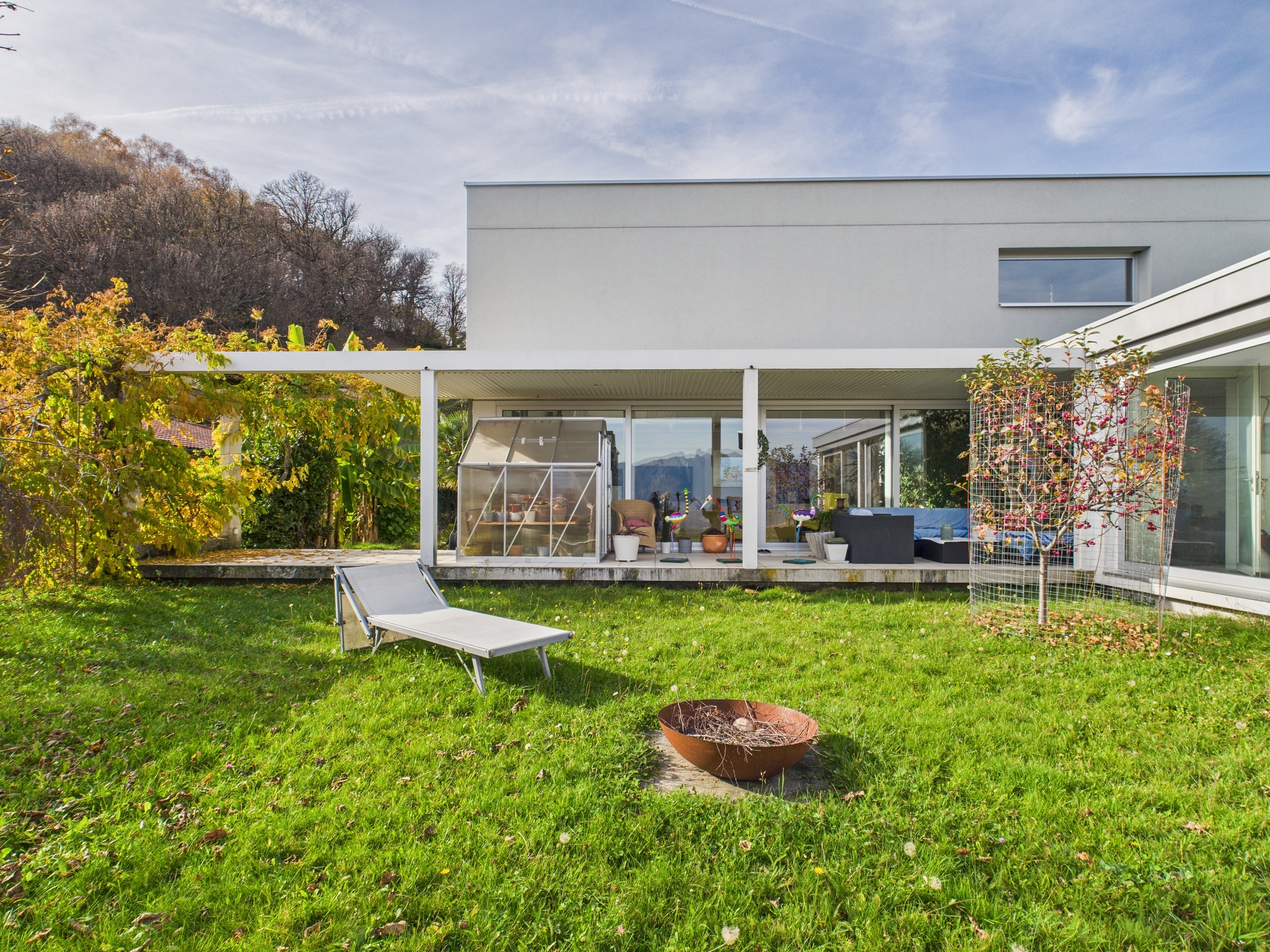 Moderner Garten und Hausfassade