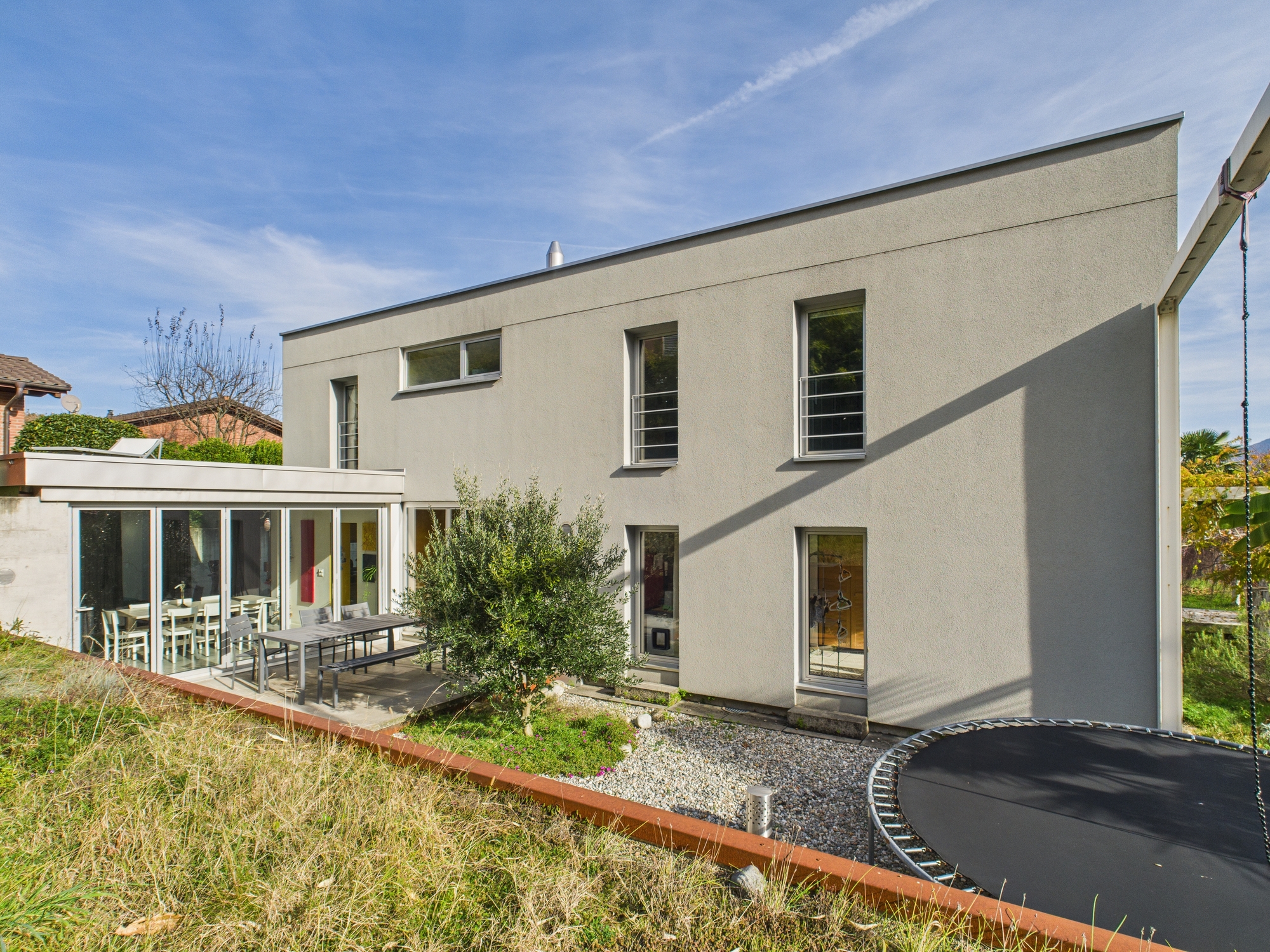 Modernes Einfamilienhaus mit Garten und Terrasse