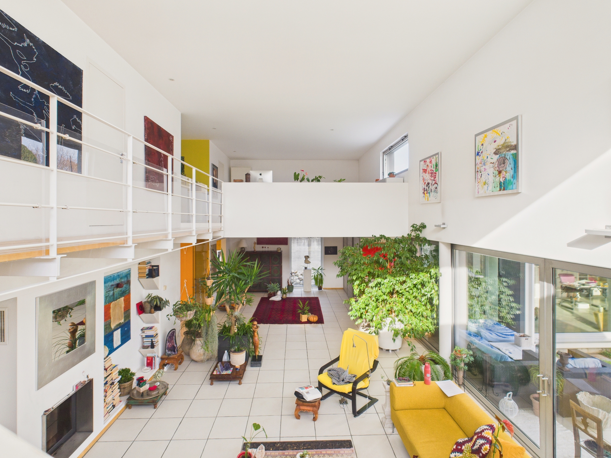 Helles Atrium mit Galerie und Pflanzen