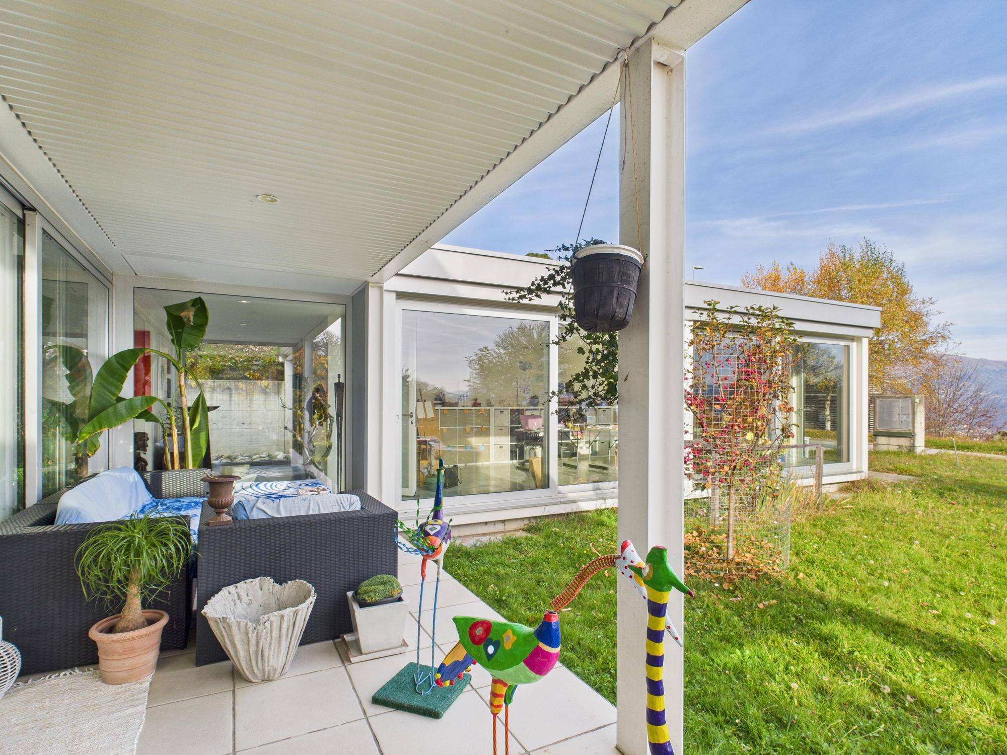 Überdachte Terrasse mit Gartenblick