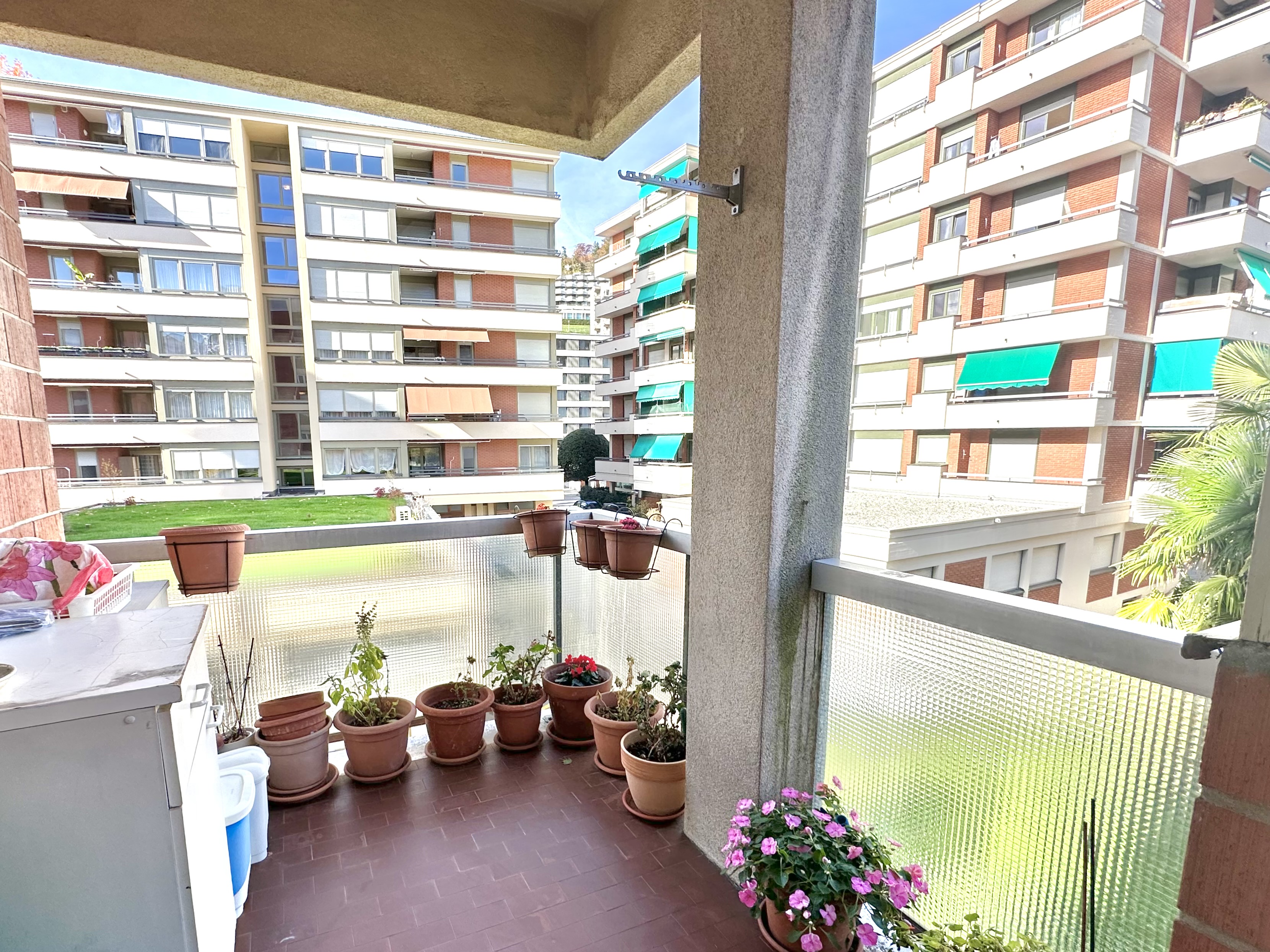 Balkon mit Blick auf Innenhof