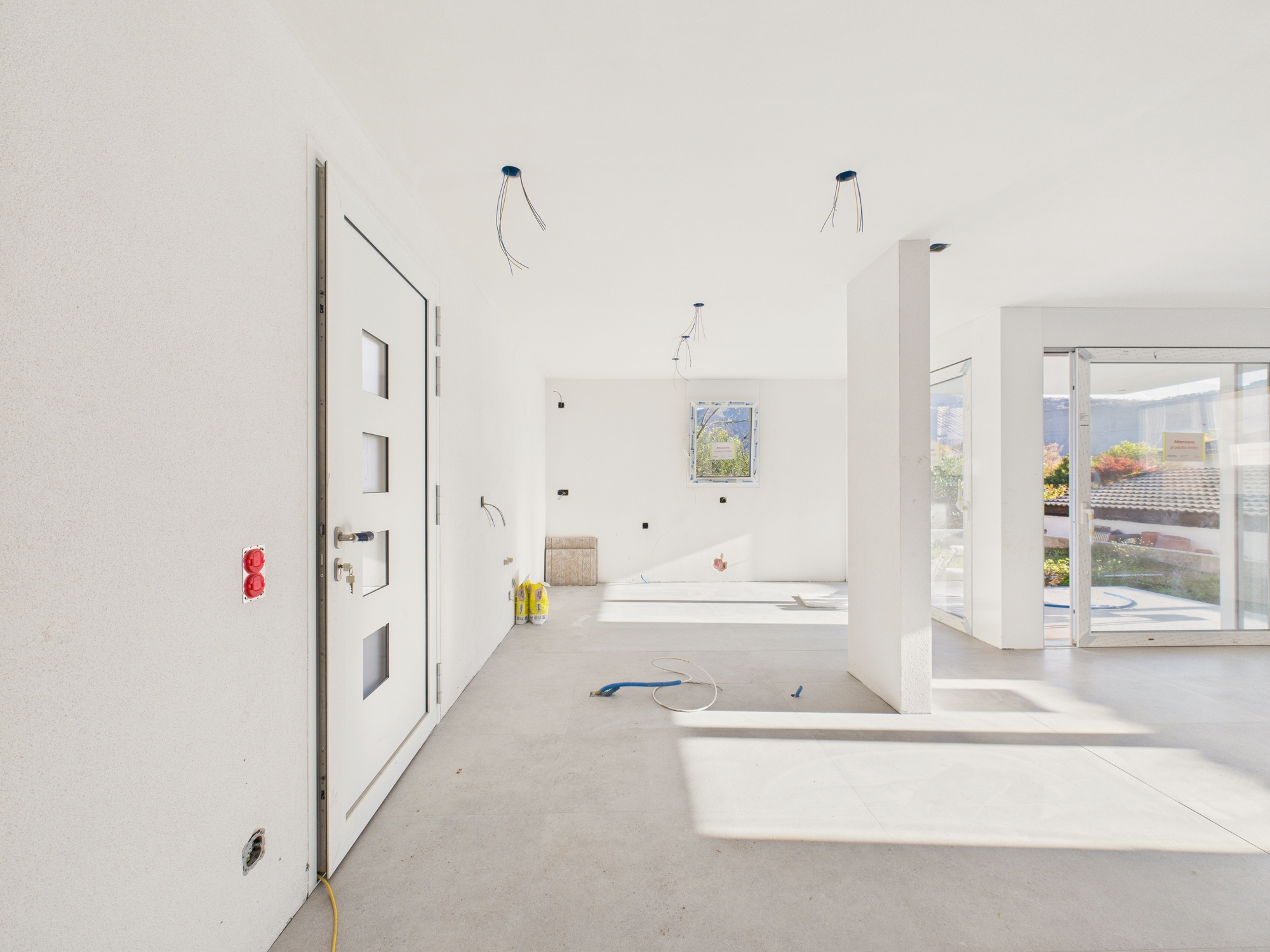 Moderne, helle Innenaufnahme im Rohbau