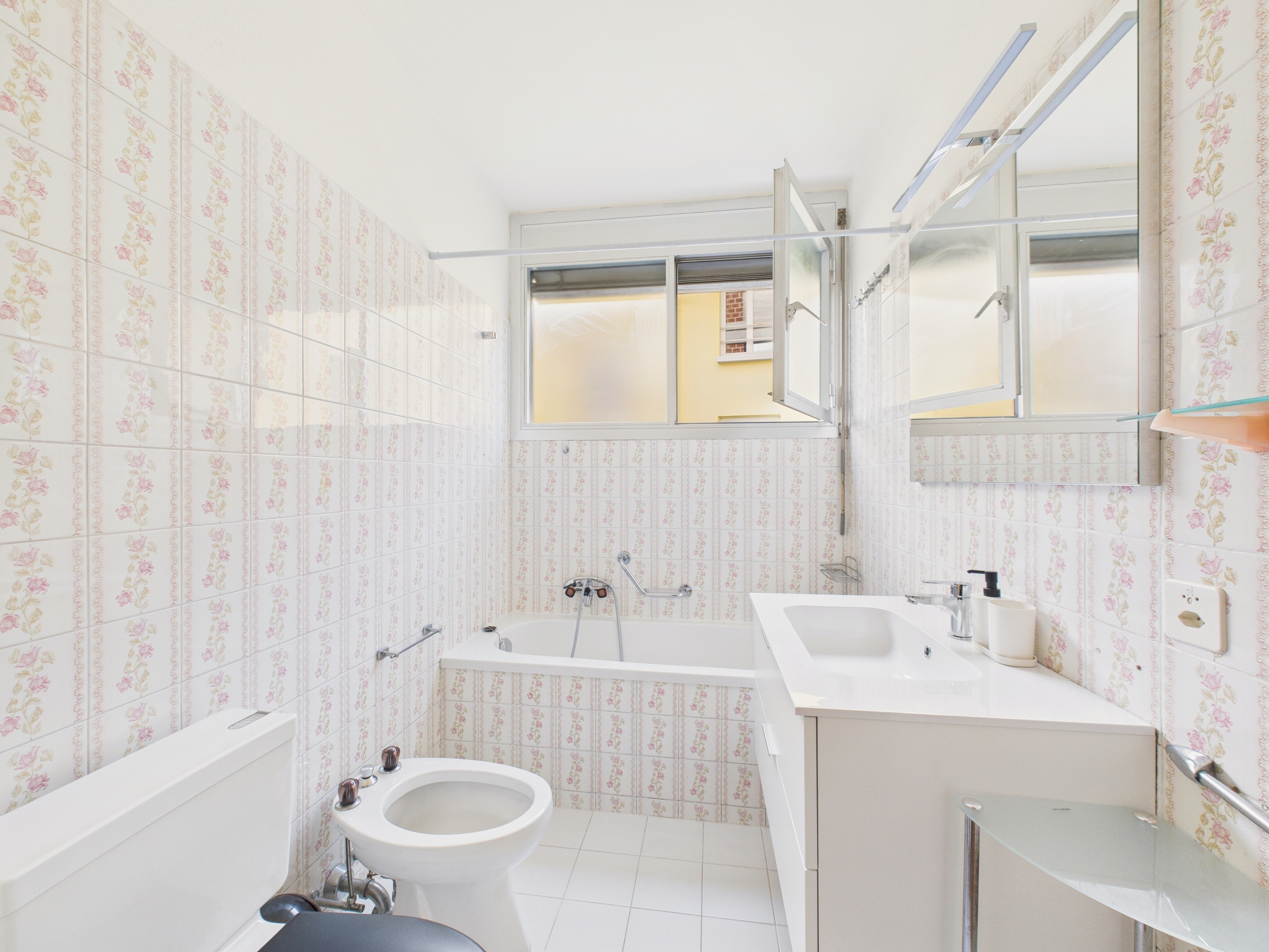 Kleines Badezimmer mit Badewanne und Bidet