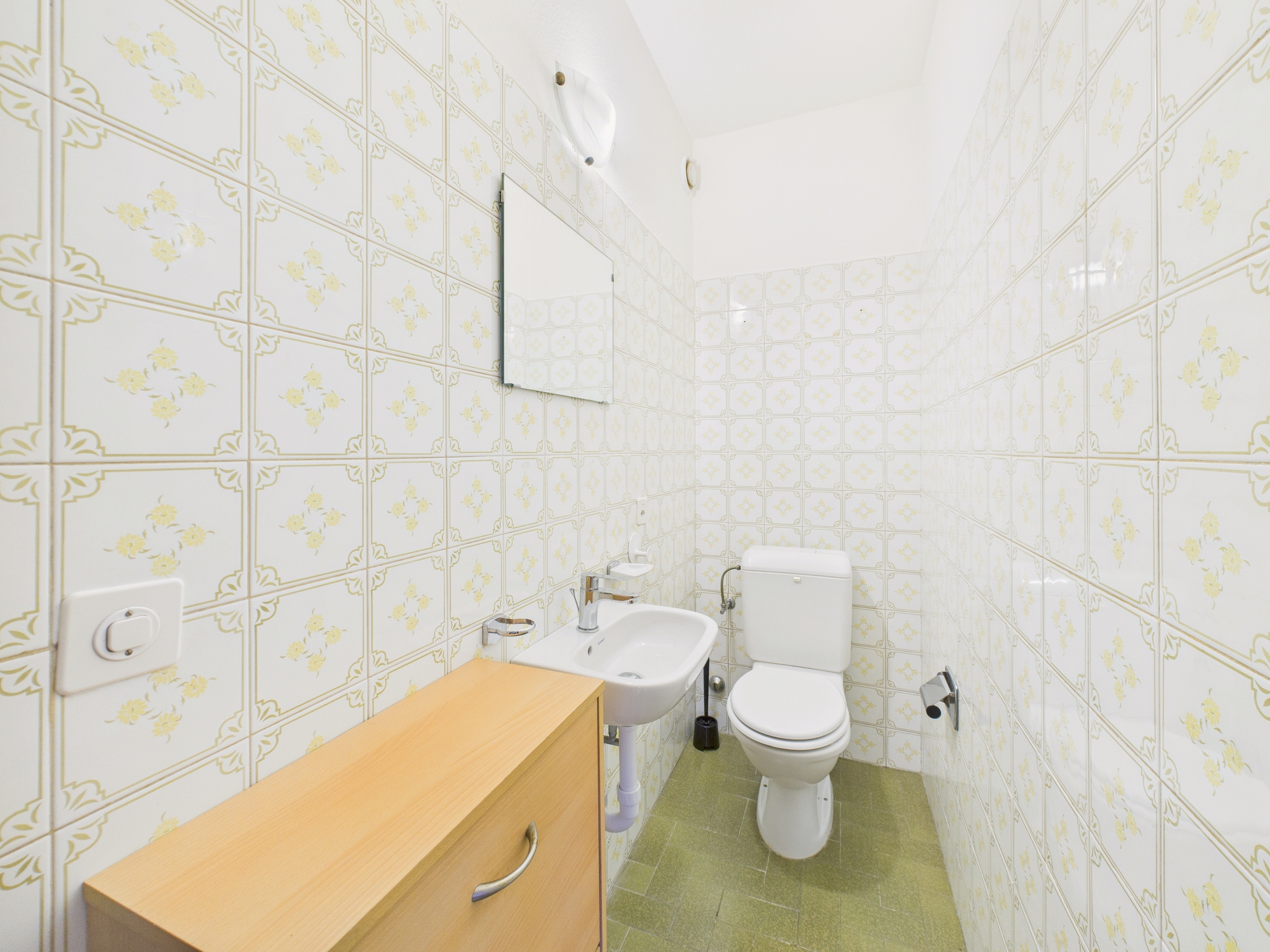 Kleines WC mit Retro-Fliesen