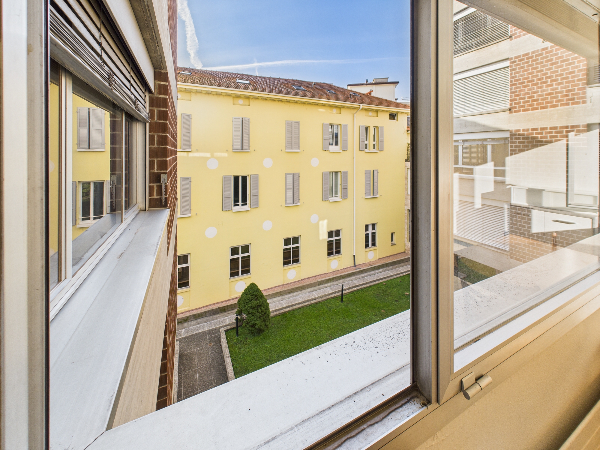 Blick aus dem Fenster auf einen Innenhof