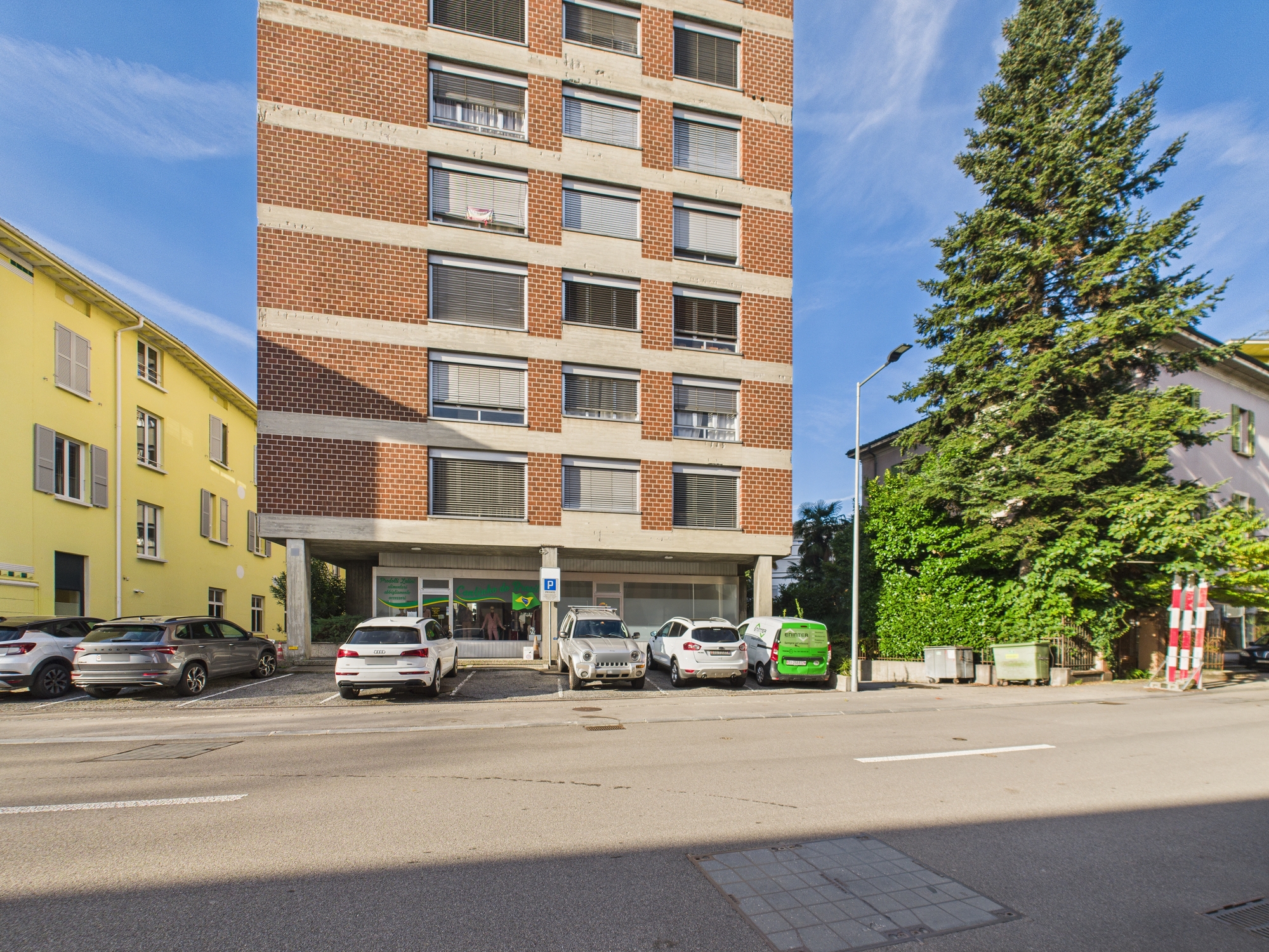 Straßenansicht eines mehrgeschossigen Wohn- und Geschäftshauses