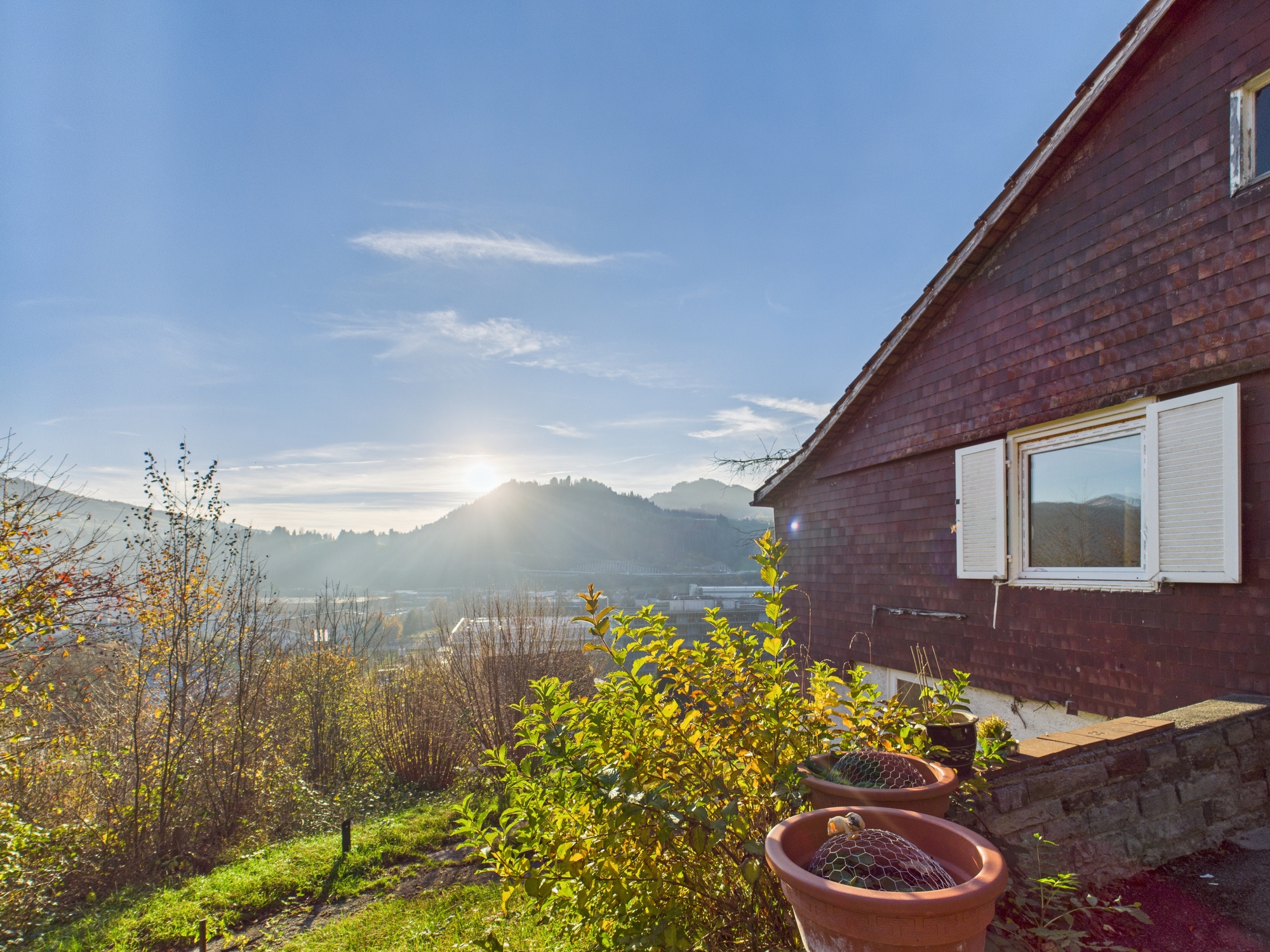 Haus mit Bergblick am sonnigen Hang