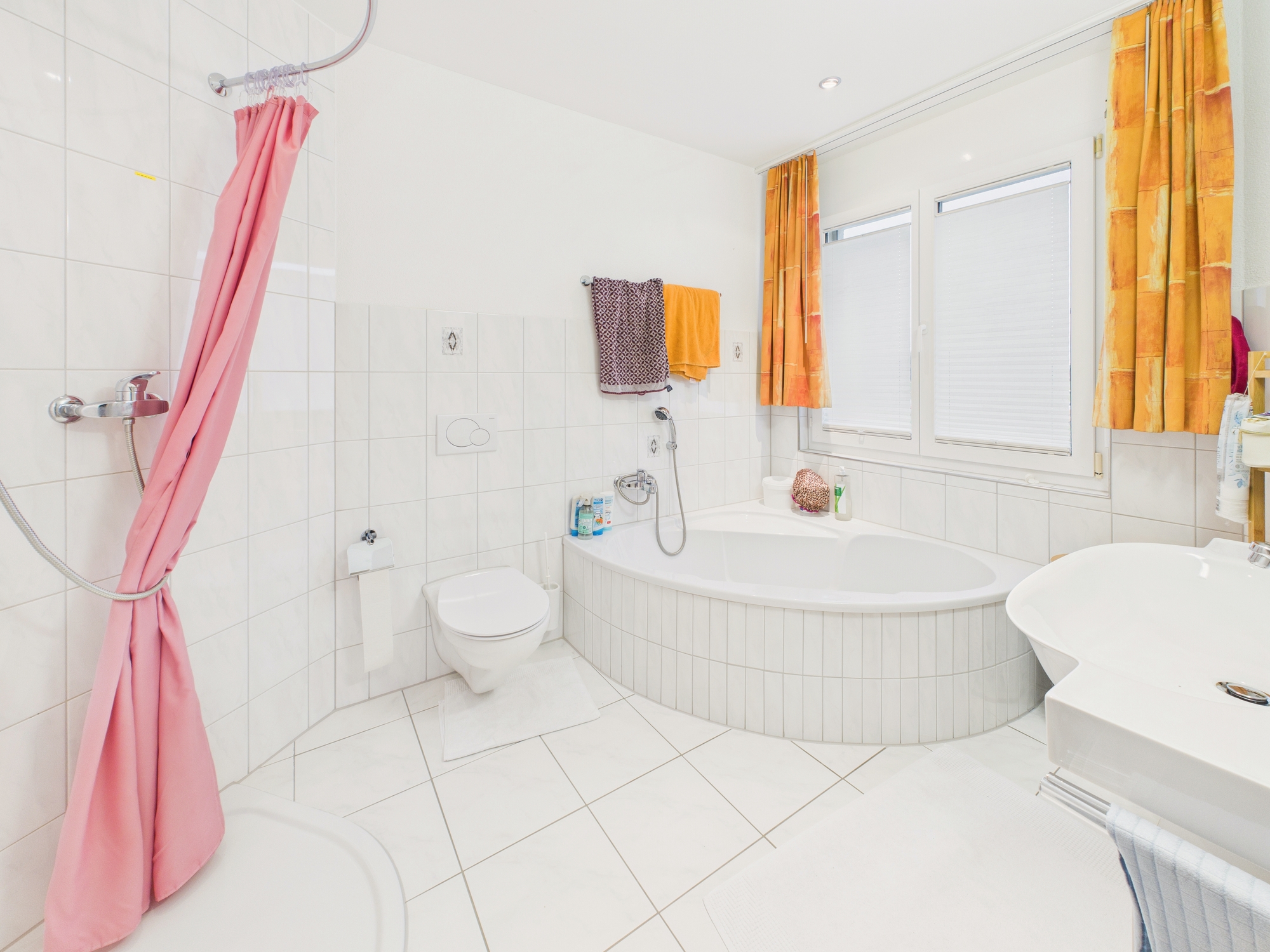 Helles Badezimmer mit Eckwanne