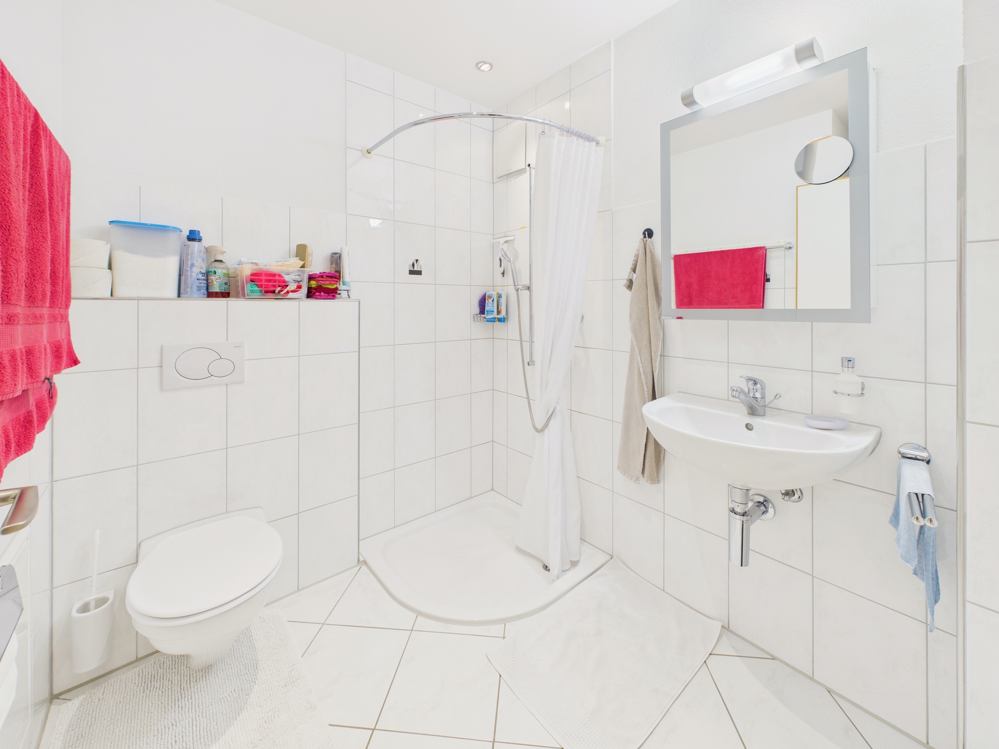 Modernes weißes Badezimmer mit Dusche und WC