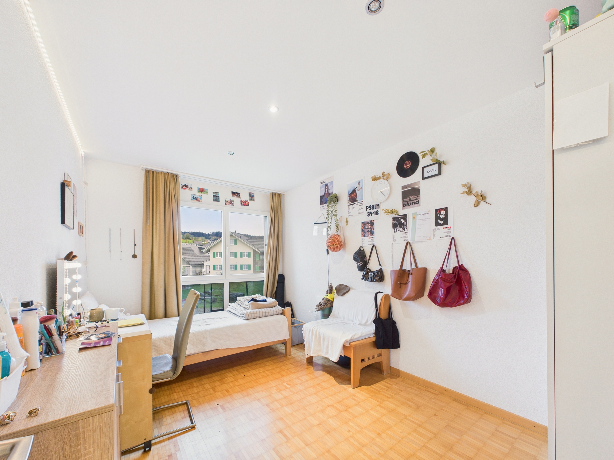 Helles Schlafzimmer mit Schreibtisch und Fensterblick