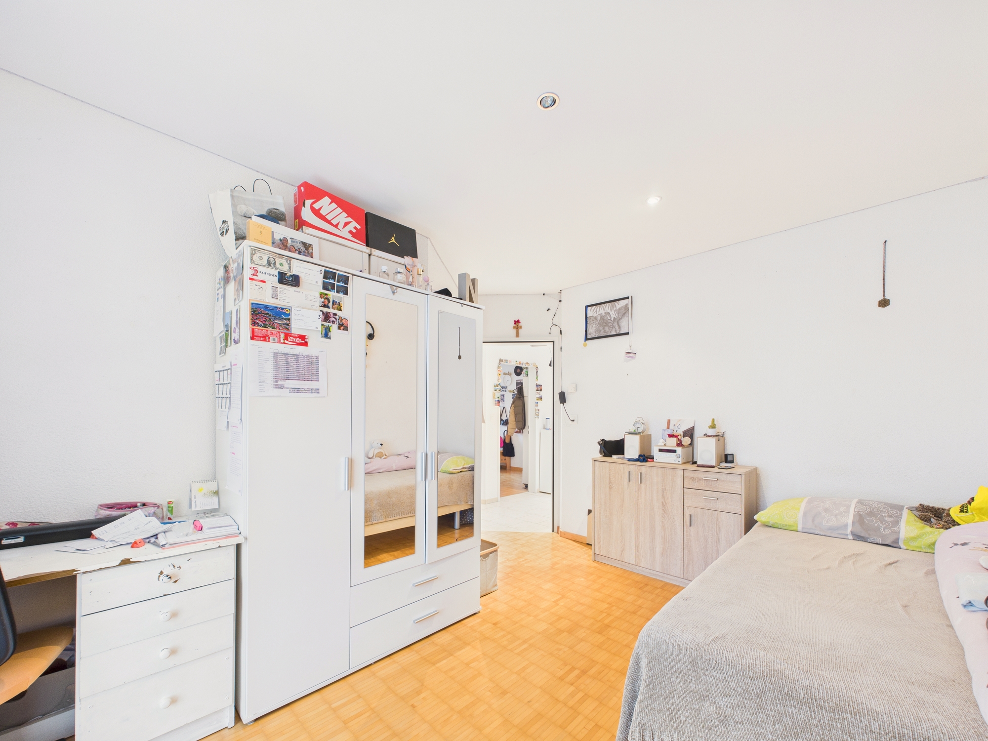 Helles Schlafzimmer mit einfacher Einrichtung