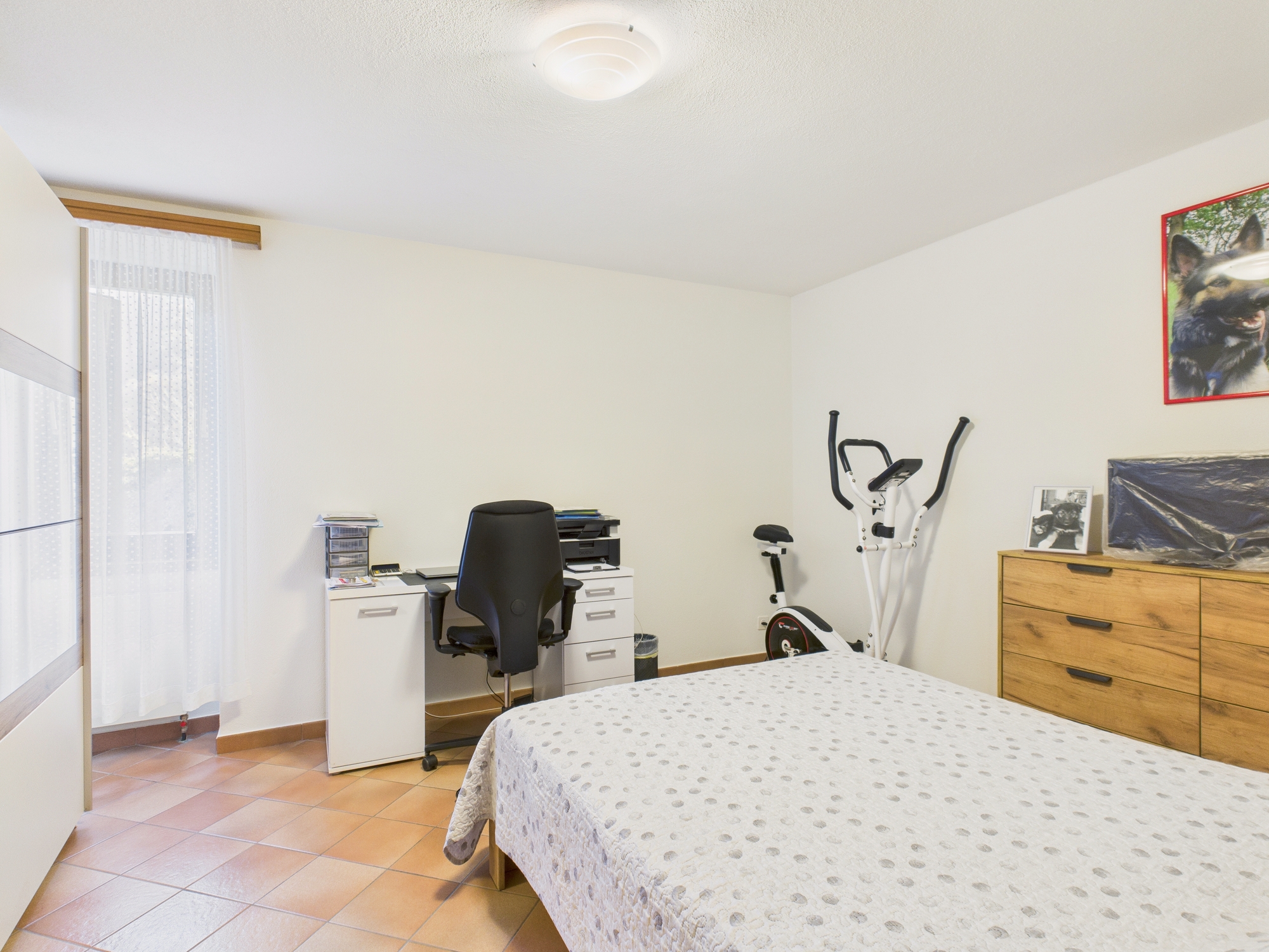 Schlafzimmer mit Arbeitsbereich