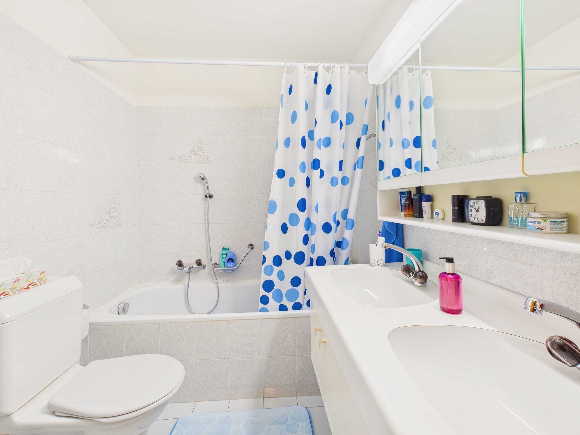 Badezimmer mit Wanne und Waschplatz
