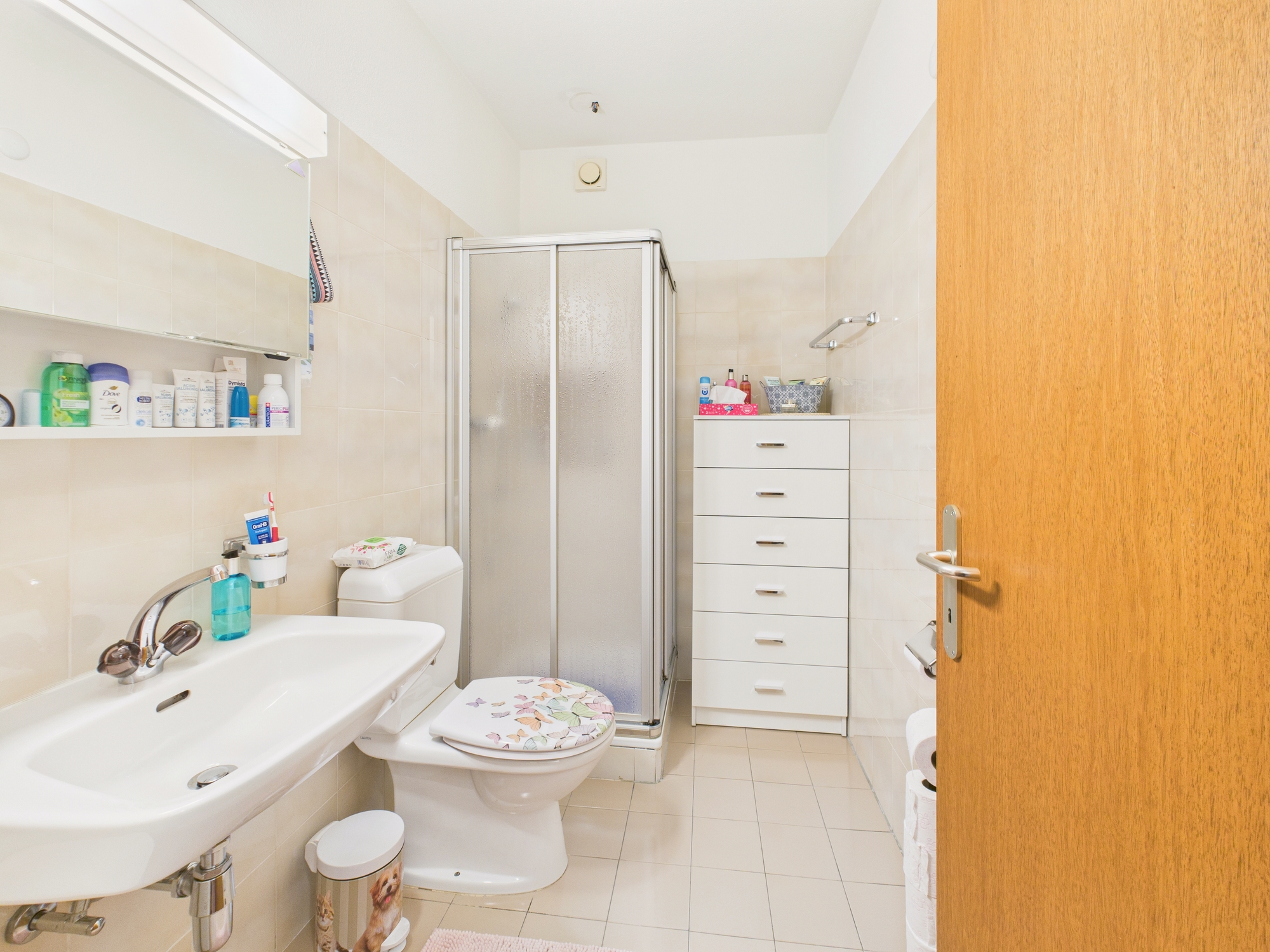 Badezimmer mit Dusche und Waschbecken
