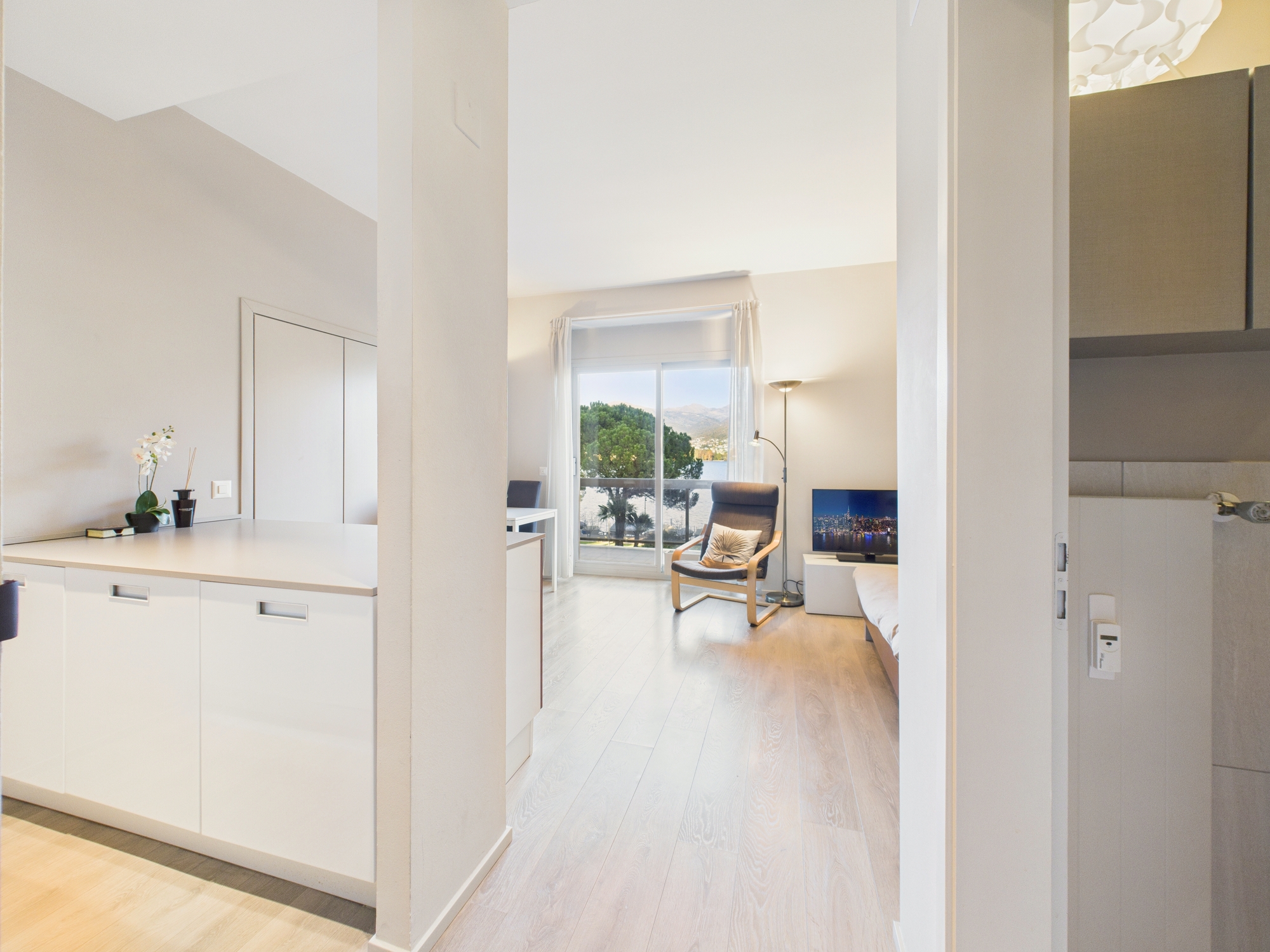 Helles, modernes Wohninterieur mit großem Fenster und Blick ins Freie