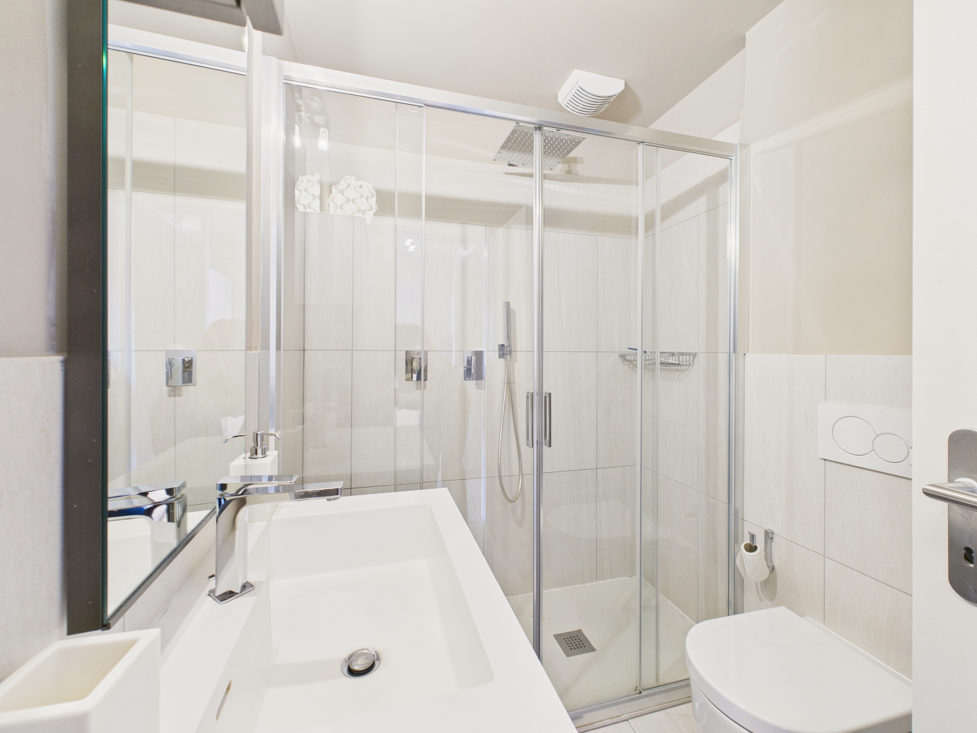 Modernes Bad mit Glasdusche