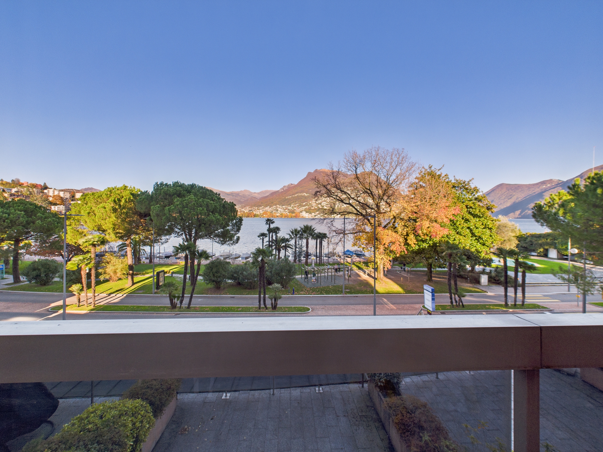 Seeblick von einer Terrasse
