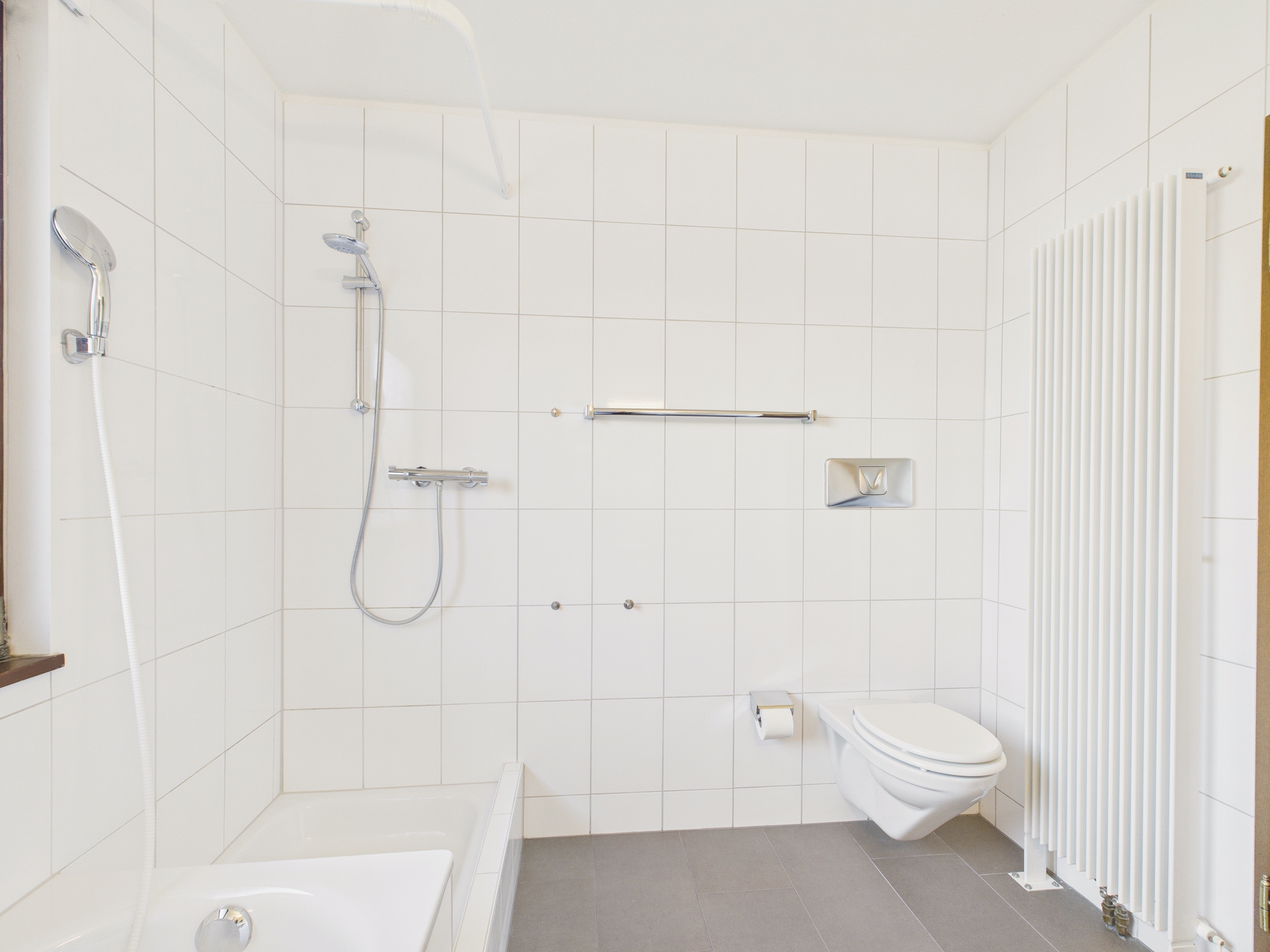 Modernes Badezimmer mit Dusche und WC