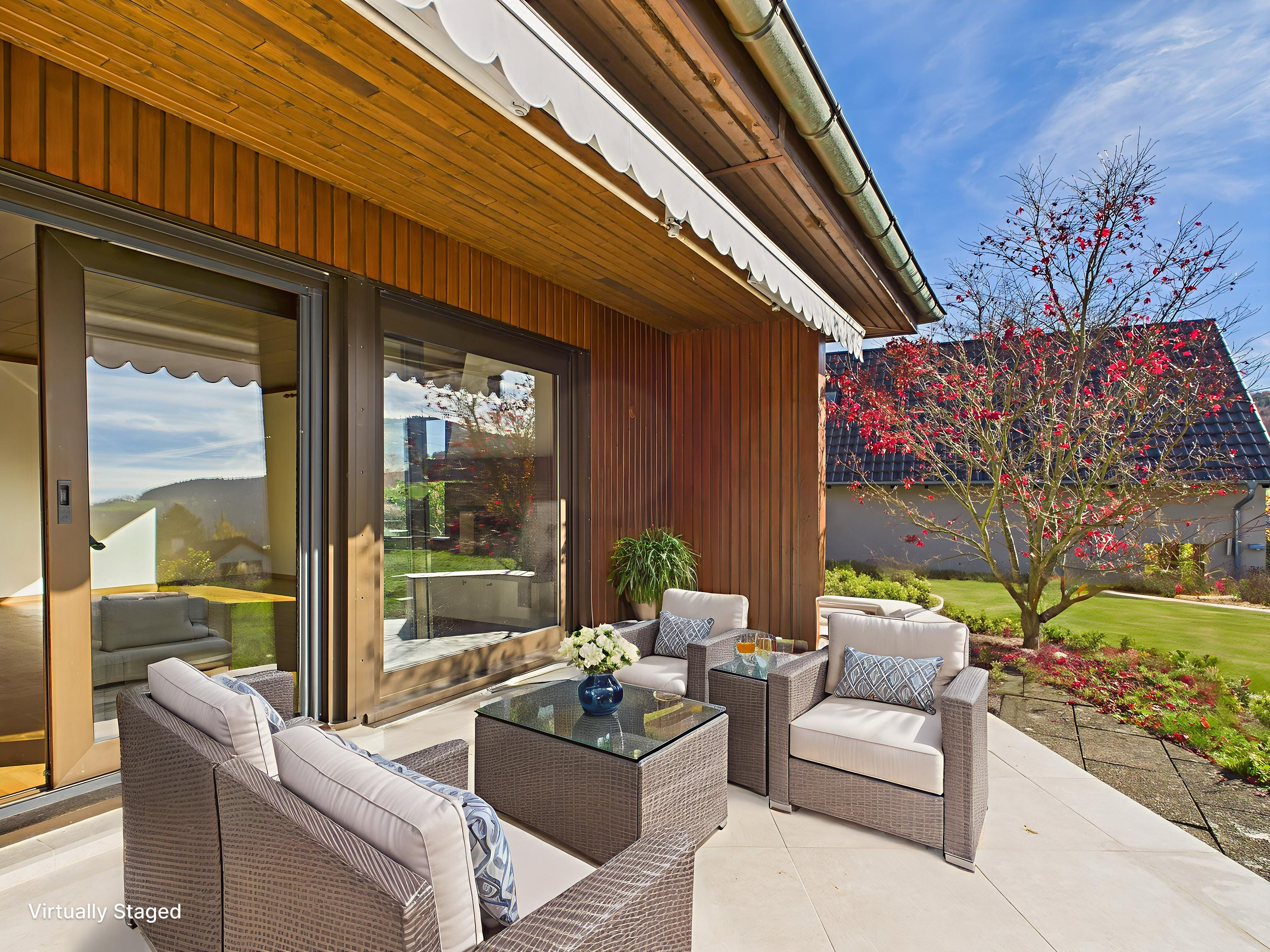 Überdachte Terrasse mit Loungemöbeln