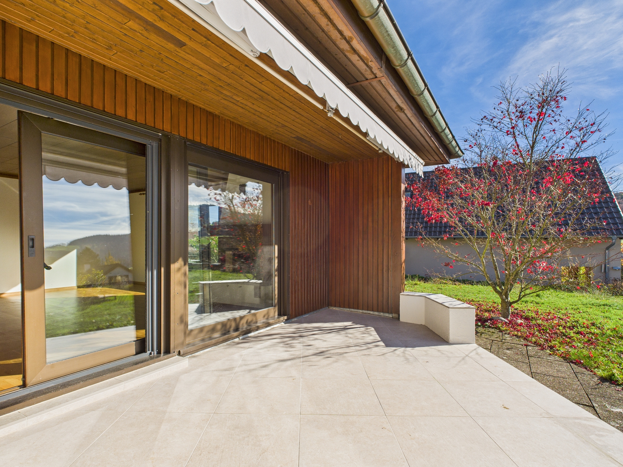 Überdachte Terrasse mit Holzfassade