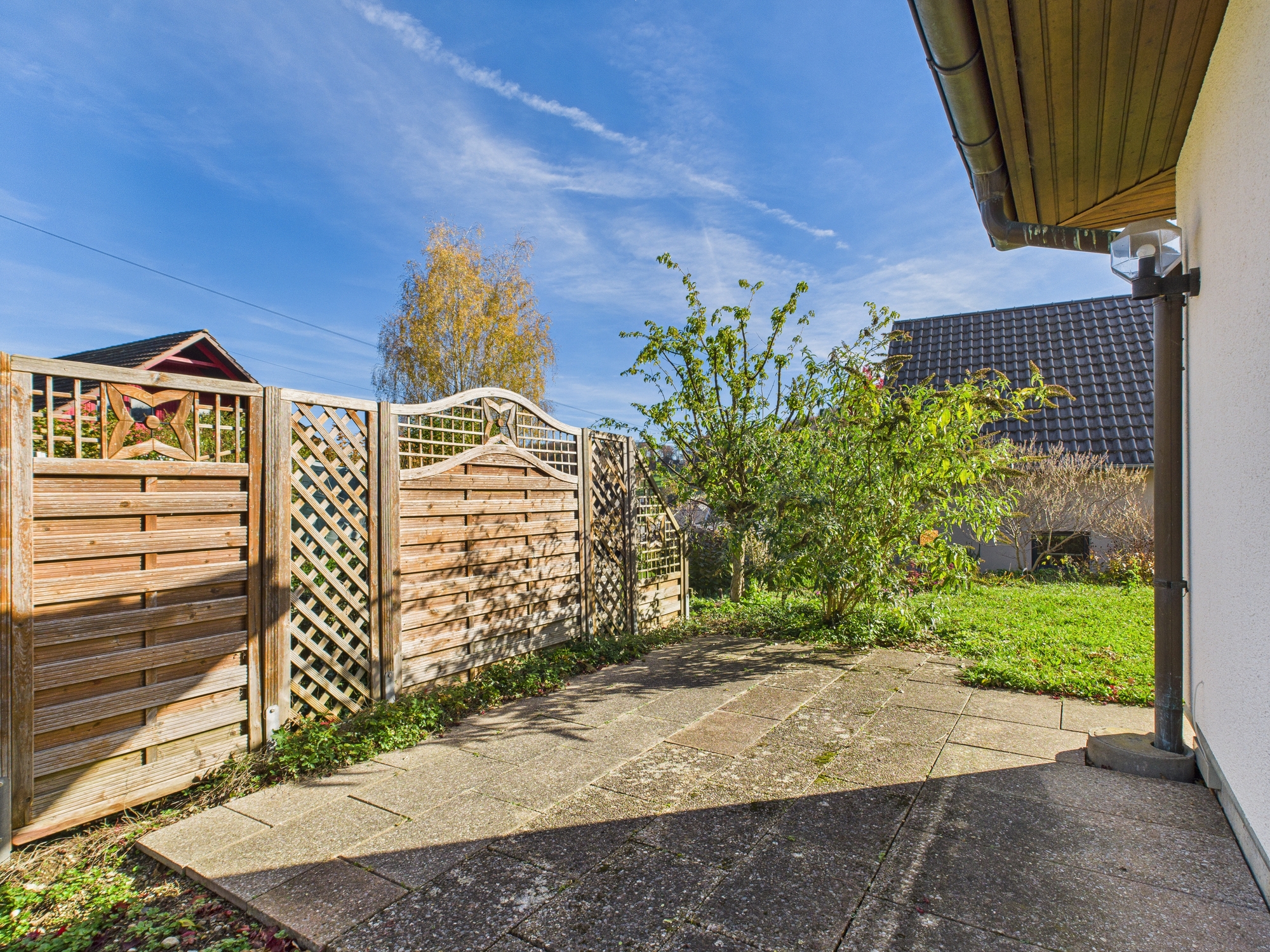 Blick auf Terrasse und Garten