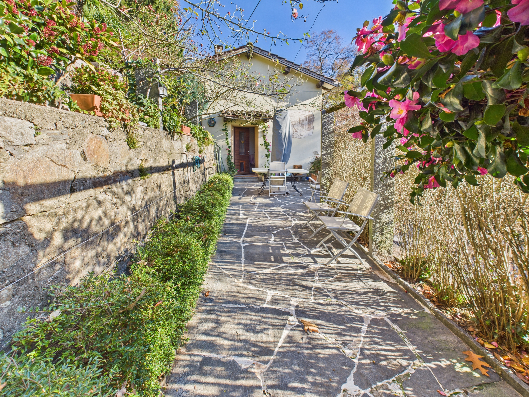 Mediterraner Gartenweg mit Sitzbereich