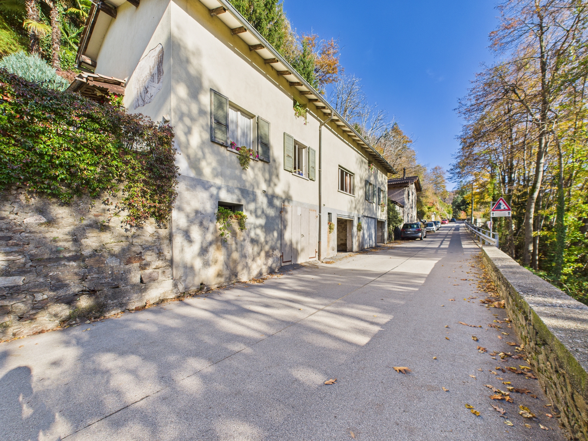 Straßenansicht eines Hauses am Hang