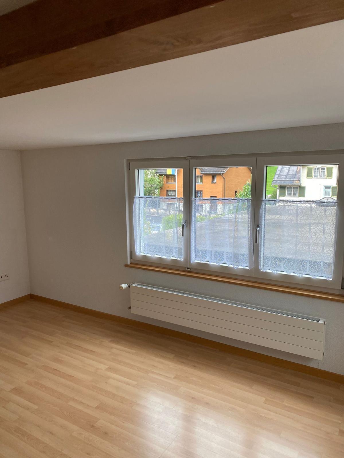 Heller leerer Raum mit Fensterfront