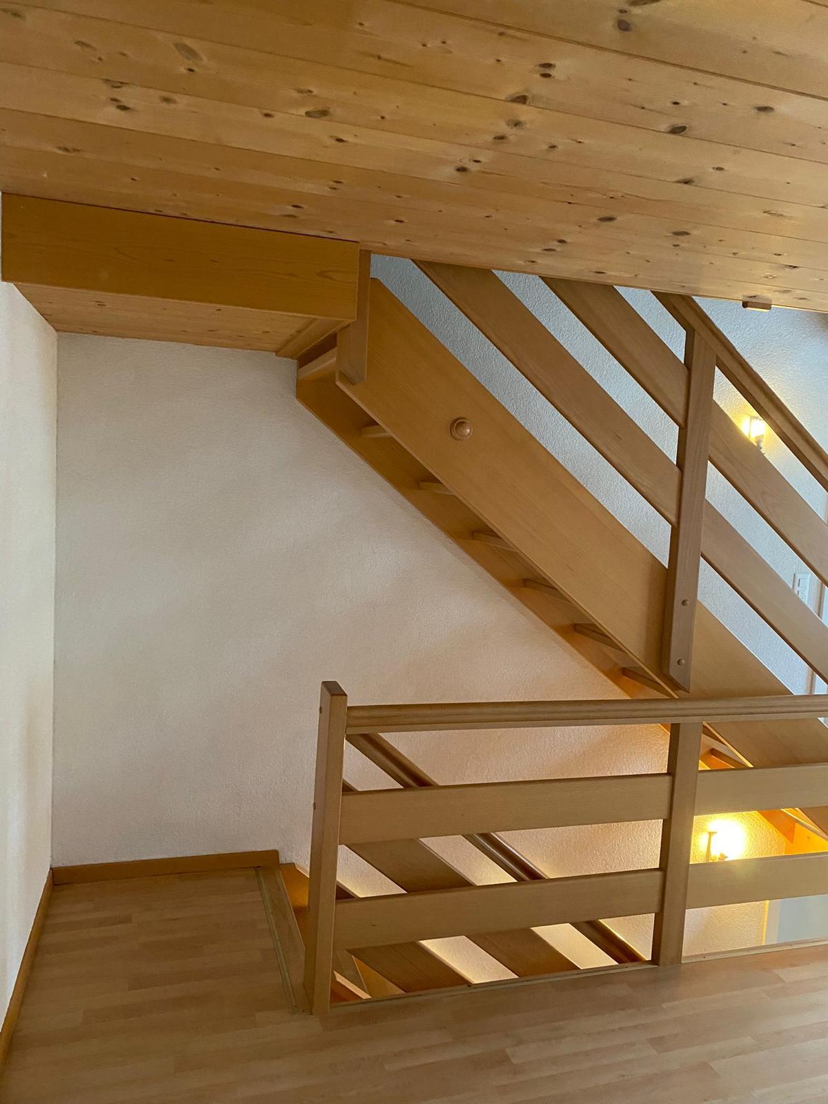 Holztreppe im Obergeschoss
