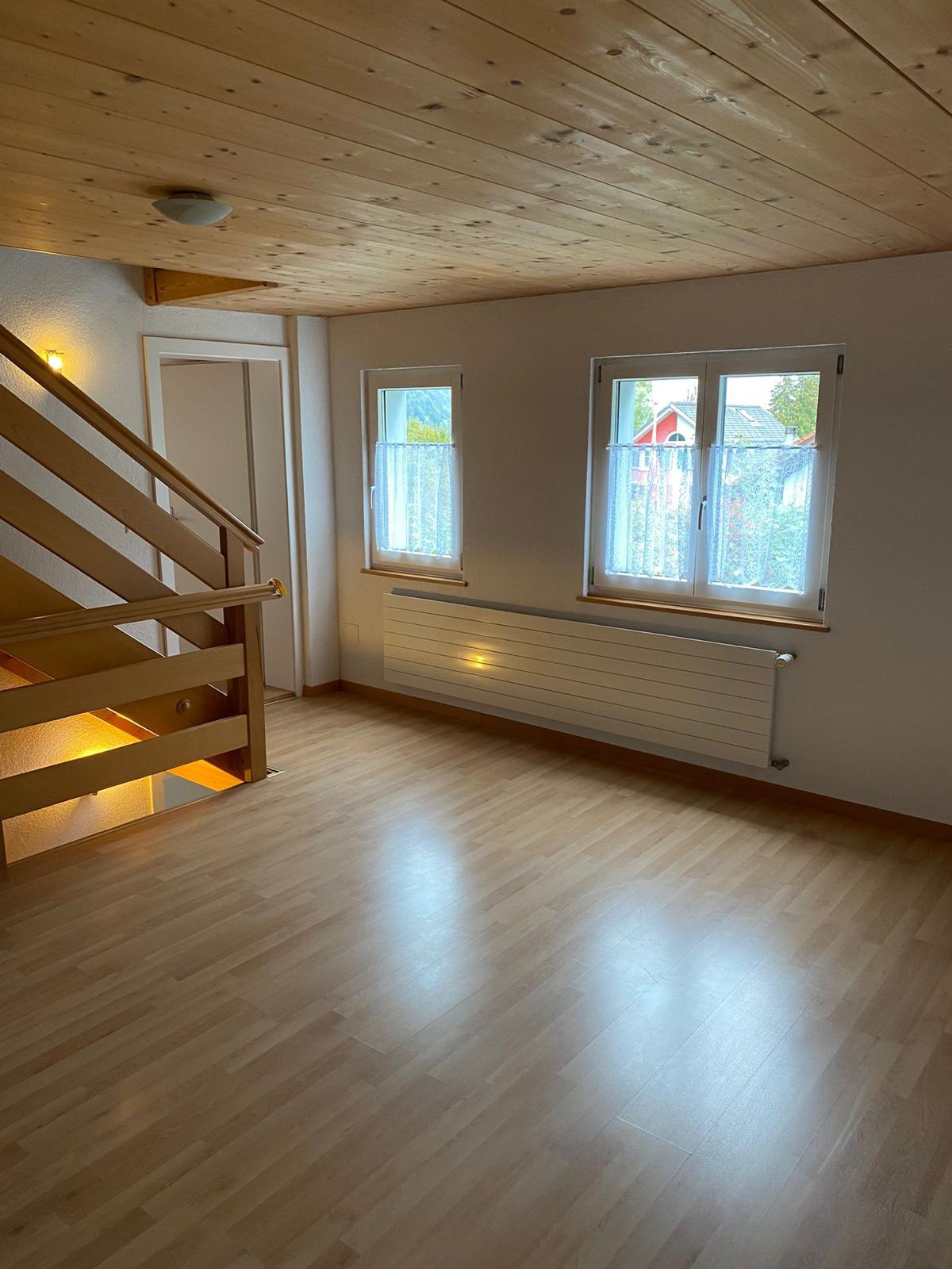 Helles Treppenpodest mit Holzdecke und Laminatboden