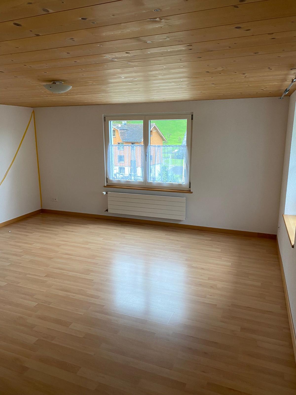 Leeres Zimmer mit Holzdecke