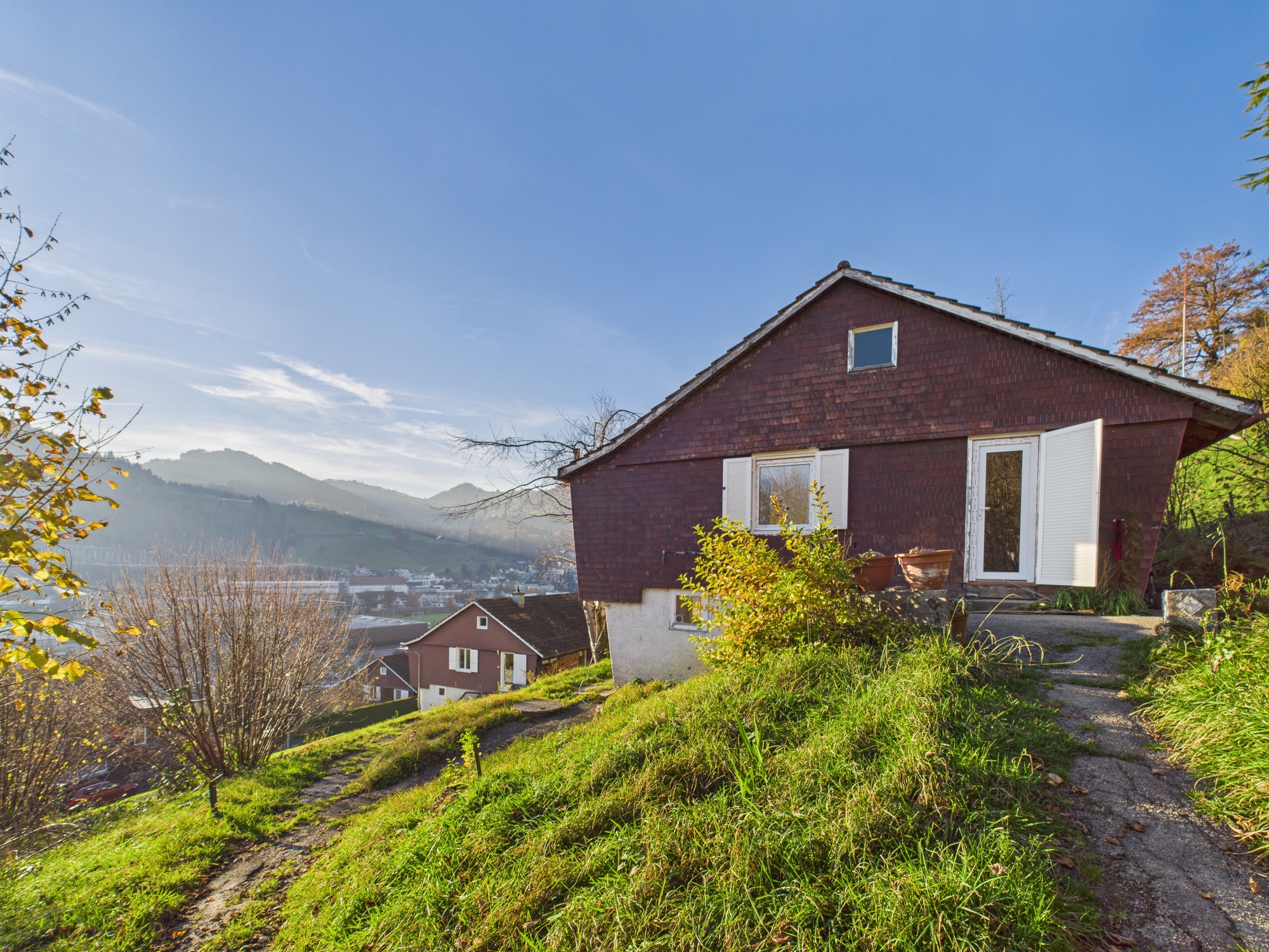 Haus in Hanglage mit Bergblick